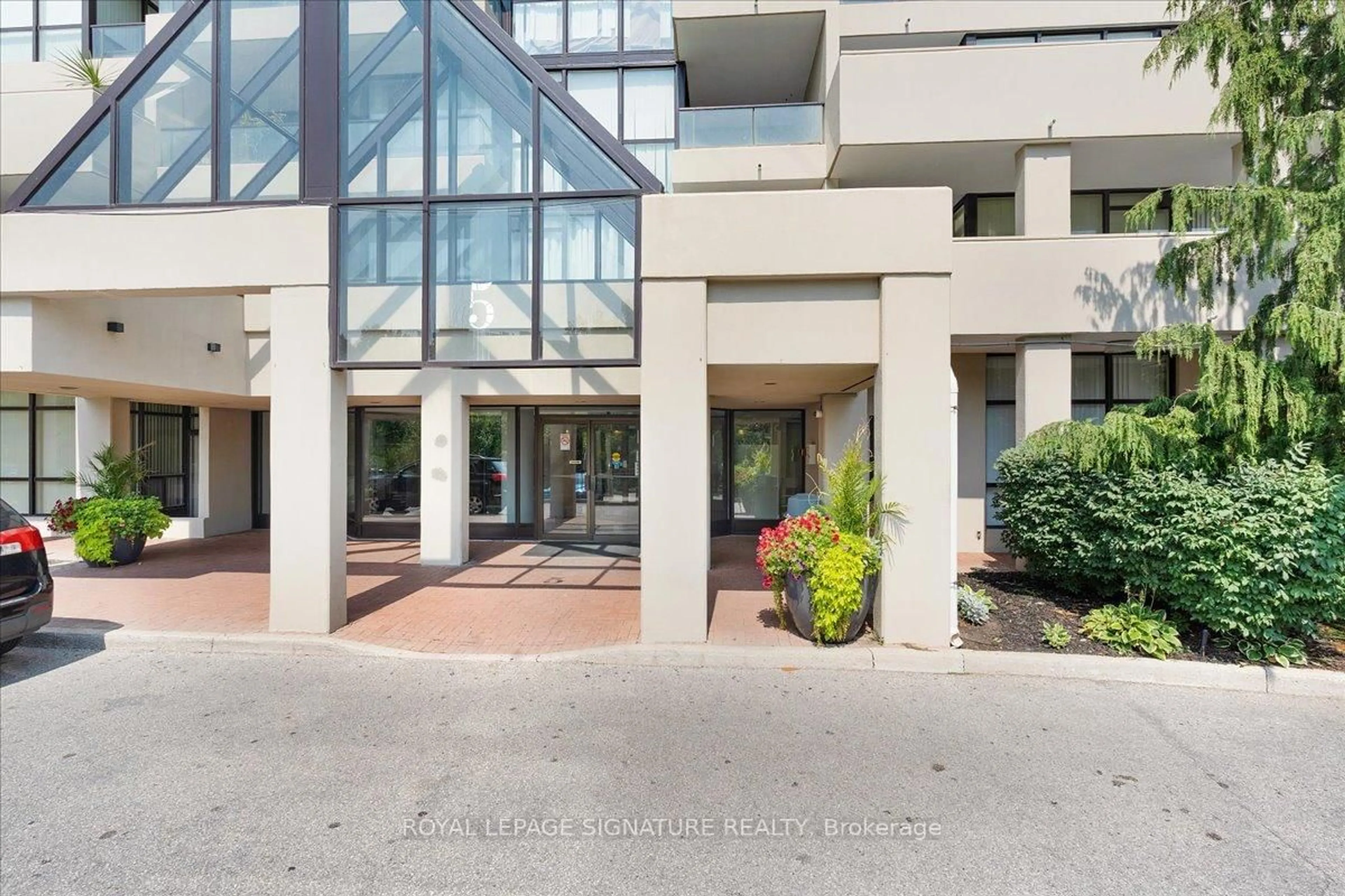 Indoor foyer for 5 Rowntree Rd #1006, Toronto Ontario M9V 5G9