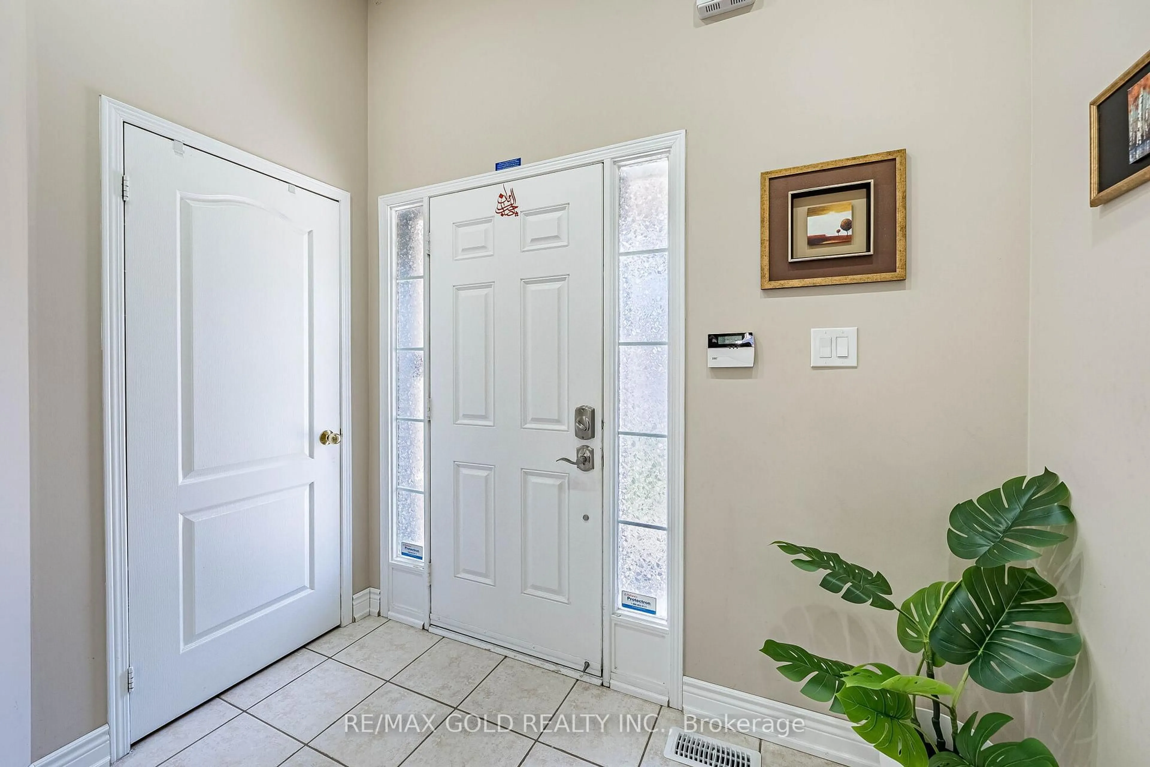 Indoor entryway for 40 Hollingsworth Circ, Brampton Ontario L7A 0J7