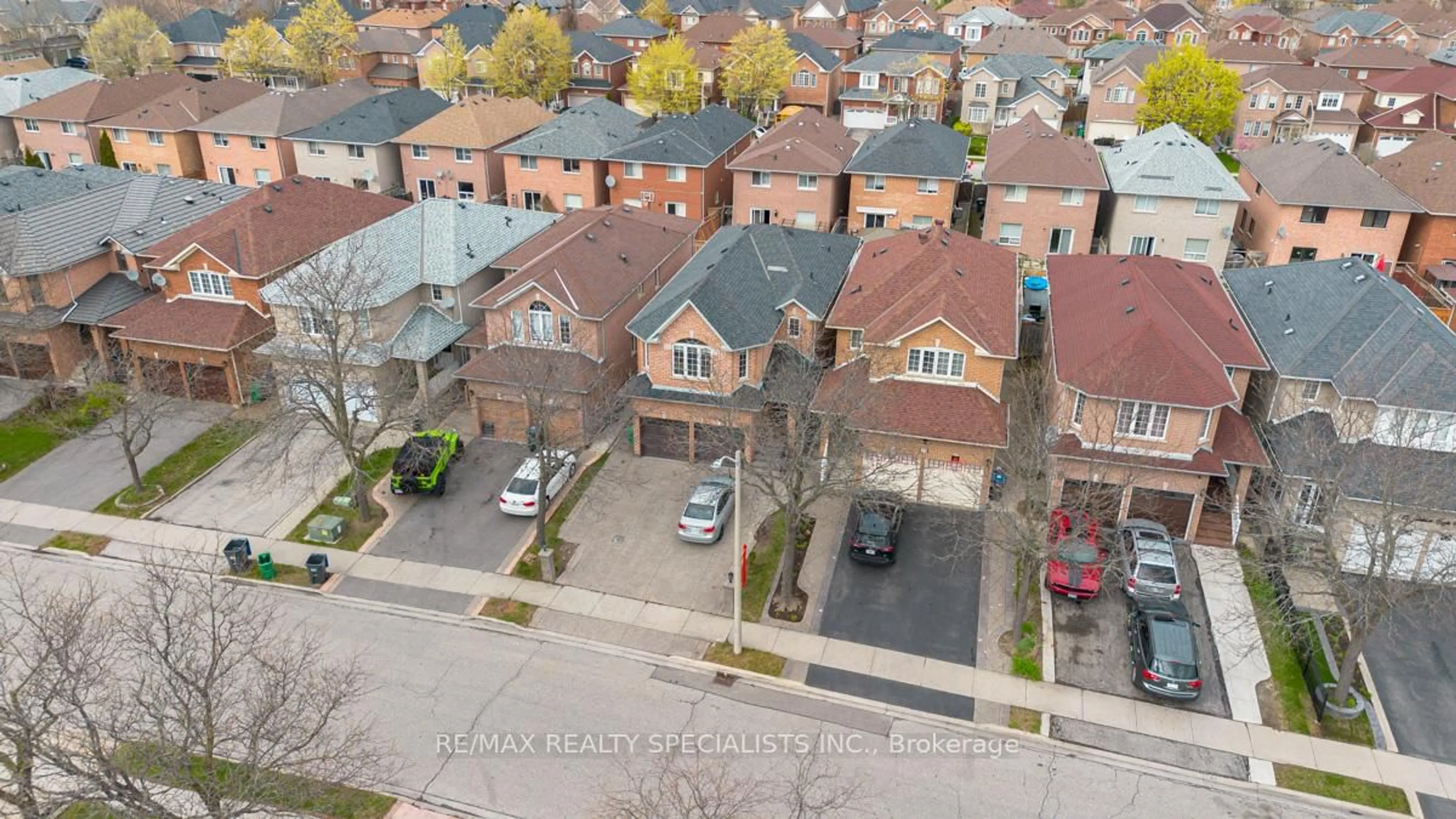 A pic from outside/outdoor area/front of a property/back of a property/a pic from drone, street for 25 Golden Eagle Rd, Brampton Ontario L6R 1Z4