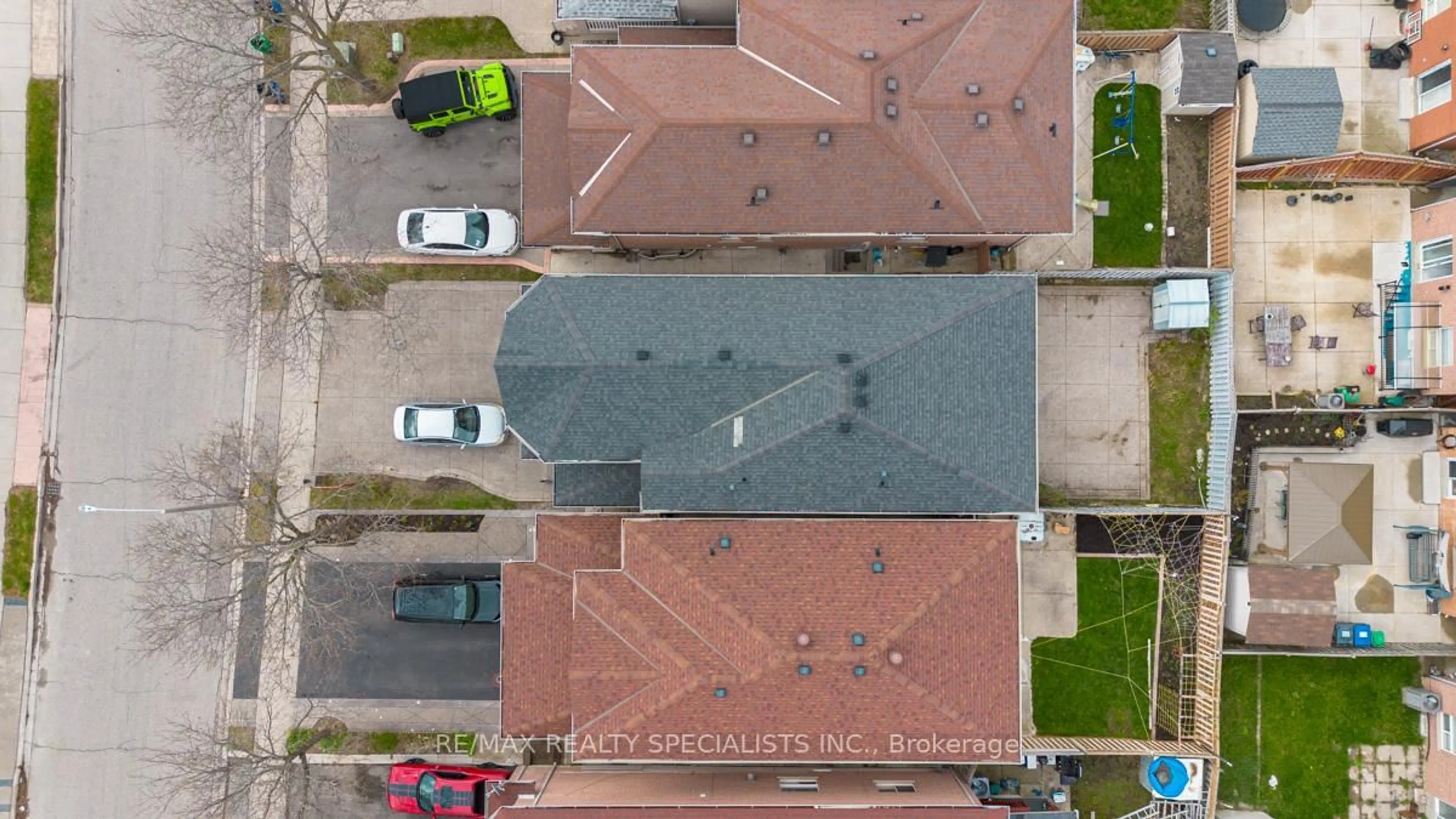 A pic from outside/outdoor area/front of a property/back of a property/a pic from drone, street for 25 Golden Eagle Rd, Brampton Ontario L6R 1Z4