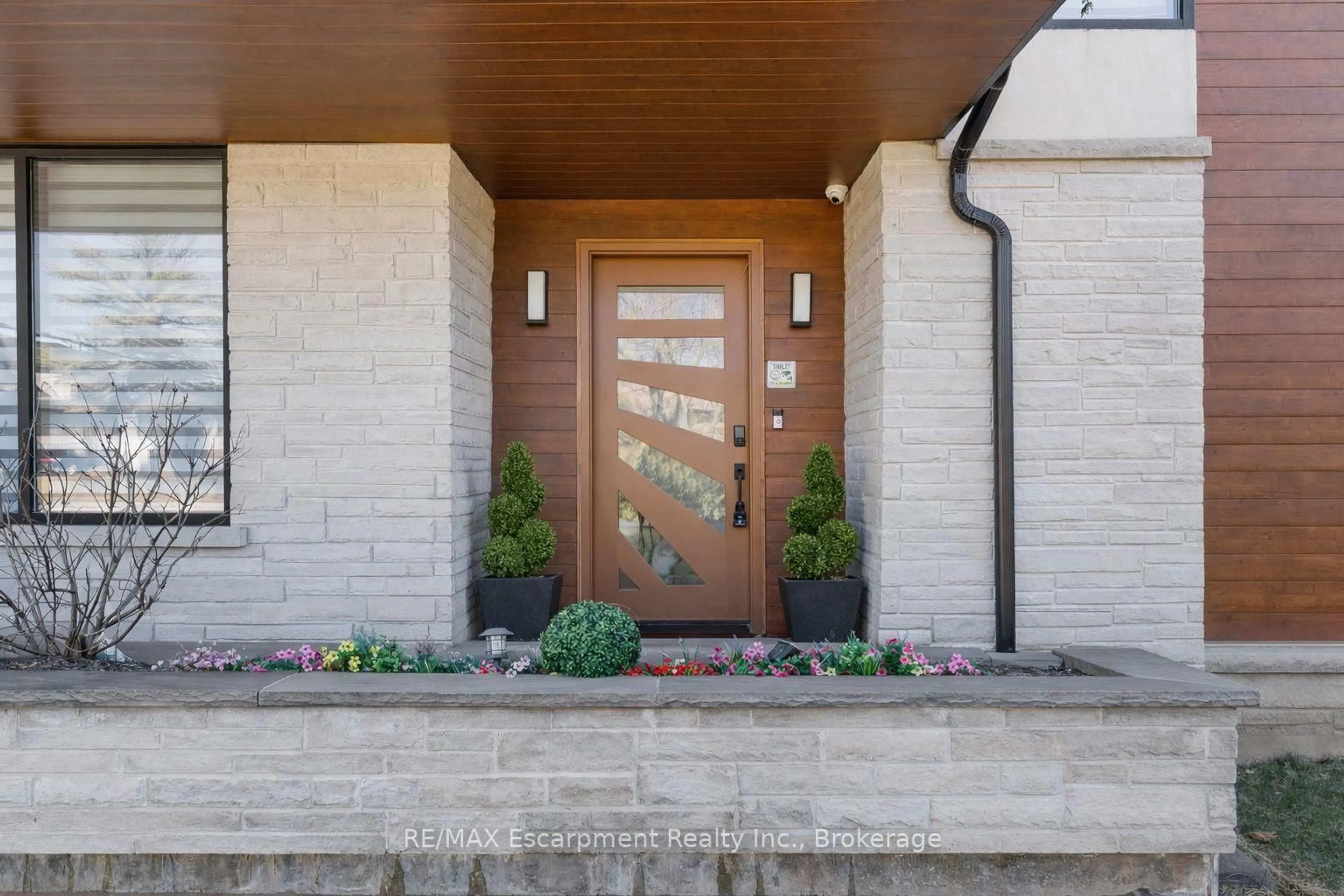 Indoor entryway for 1526 Bridge Rd, Oakville Ontario L6L 2E3