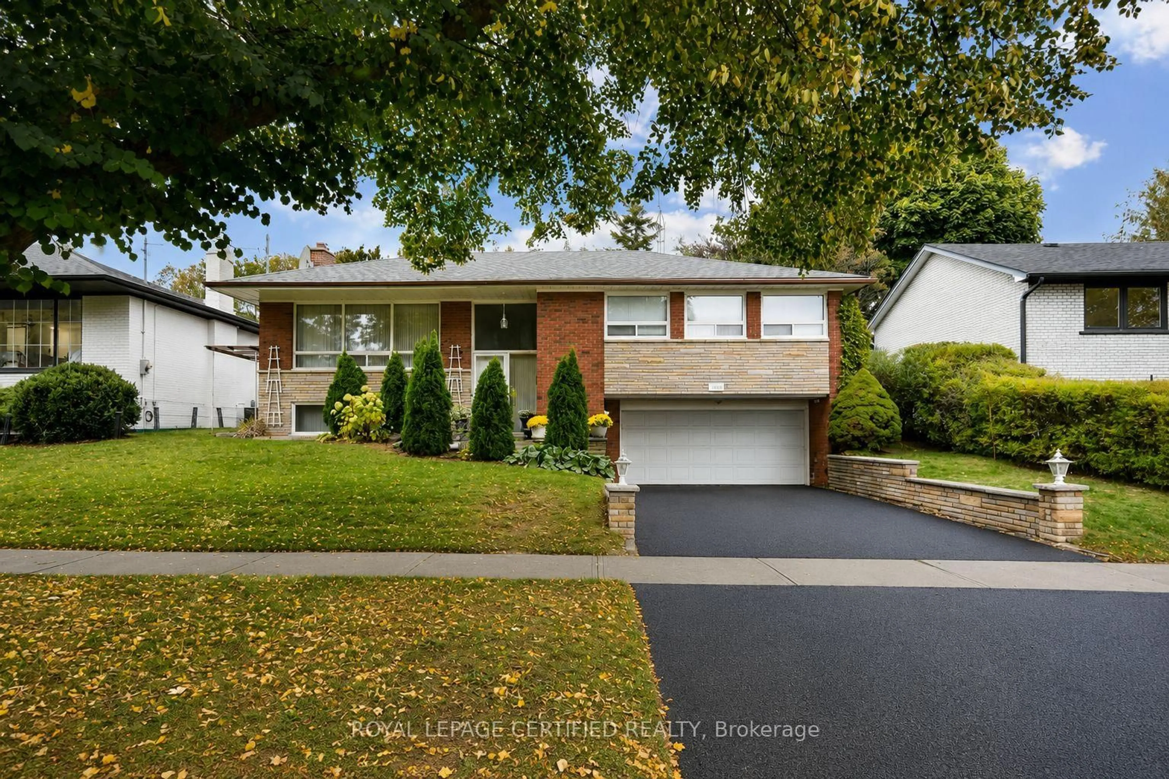 Home with vinyl exterior material, street for 1639 Sunnycove Dr, Mississauga Ontario L4X 1B6
