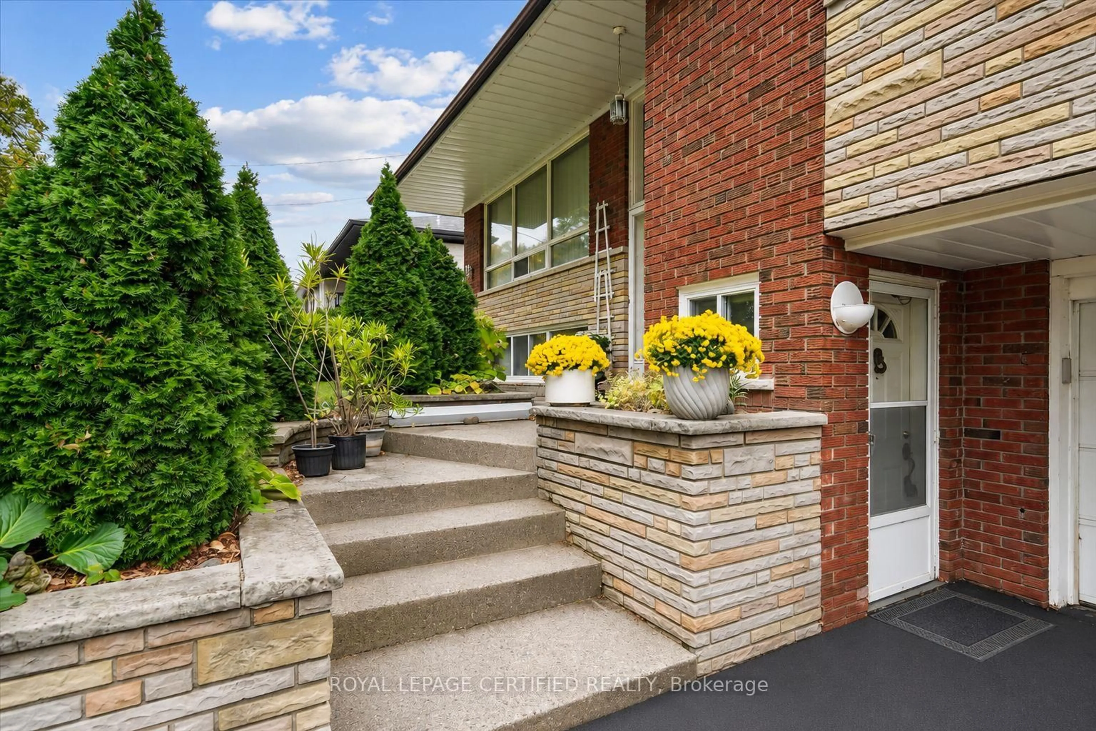 Home with brick exterior material, street for 1639 Sunnycove Dr, Mississauga Ontario L4X 1B6