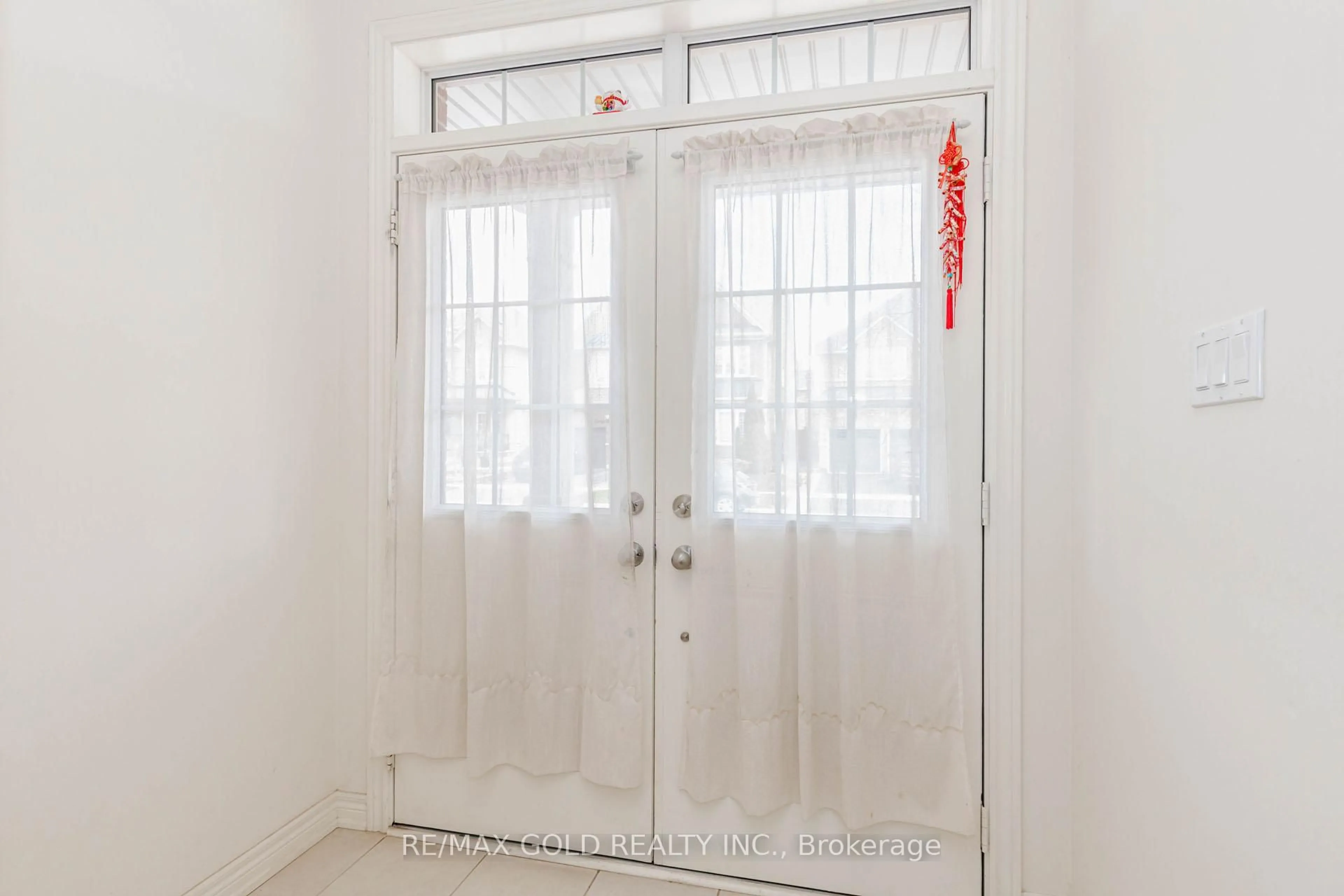 Indoor entryway for 43 George Robinson Dr, Brampton Ontario L6Y 2E3