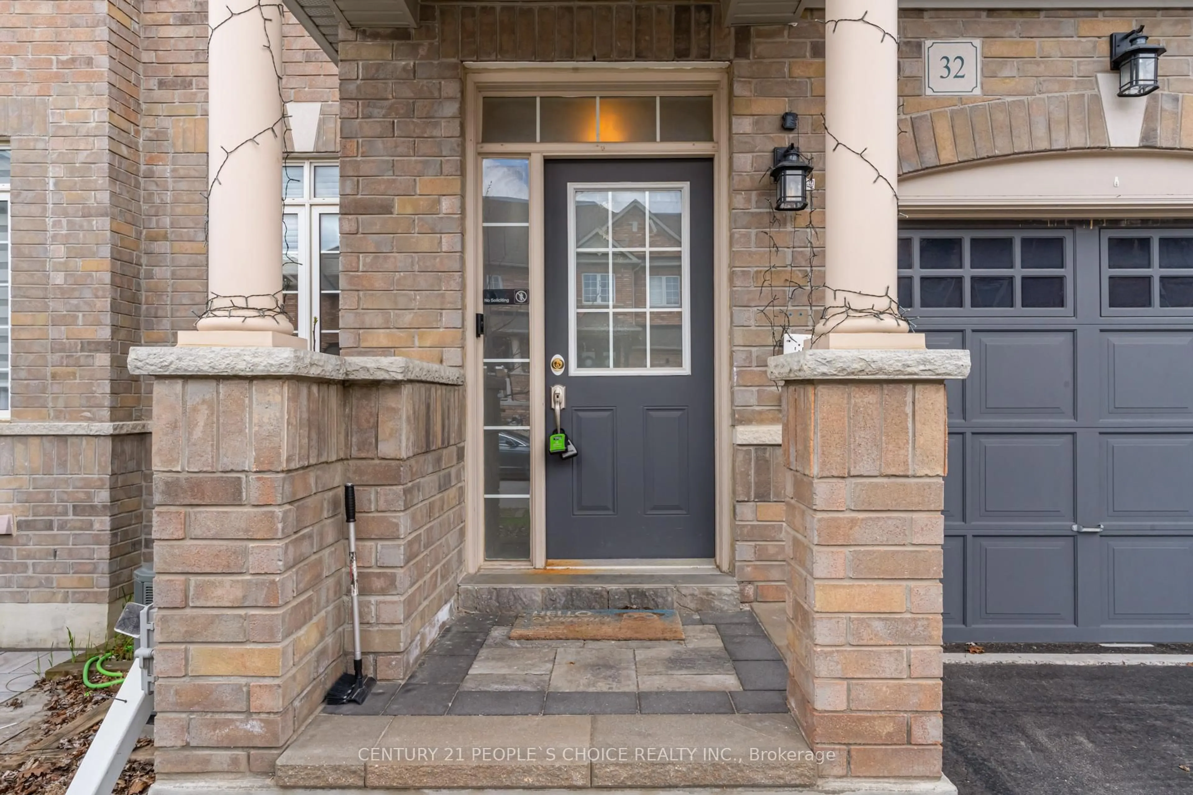 Indoor entryway for 32 Yellow Sorrel Rd, Brampton Ontario L6R 0B6