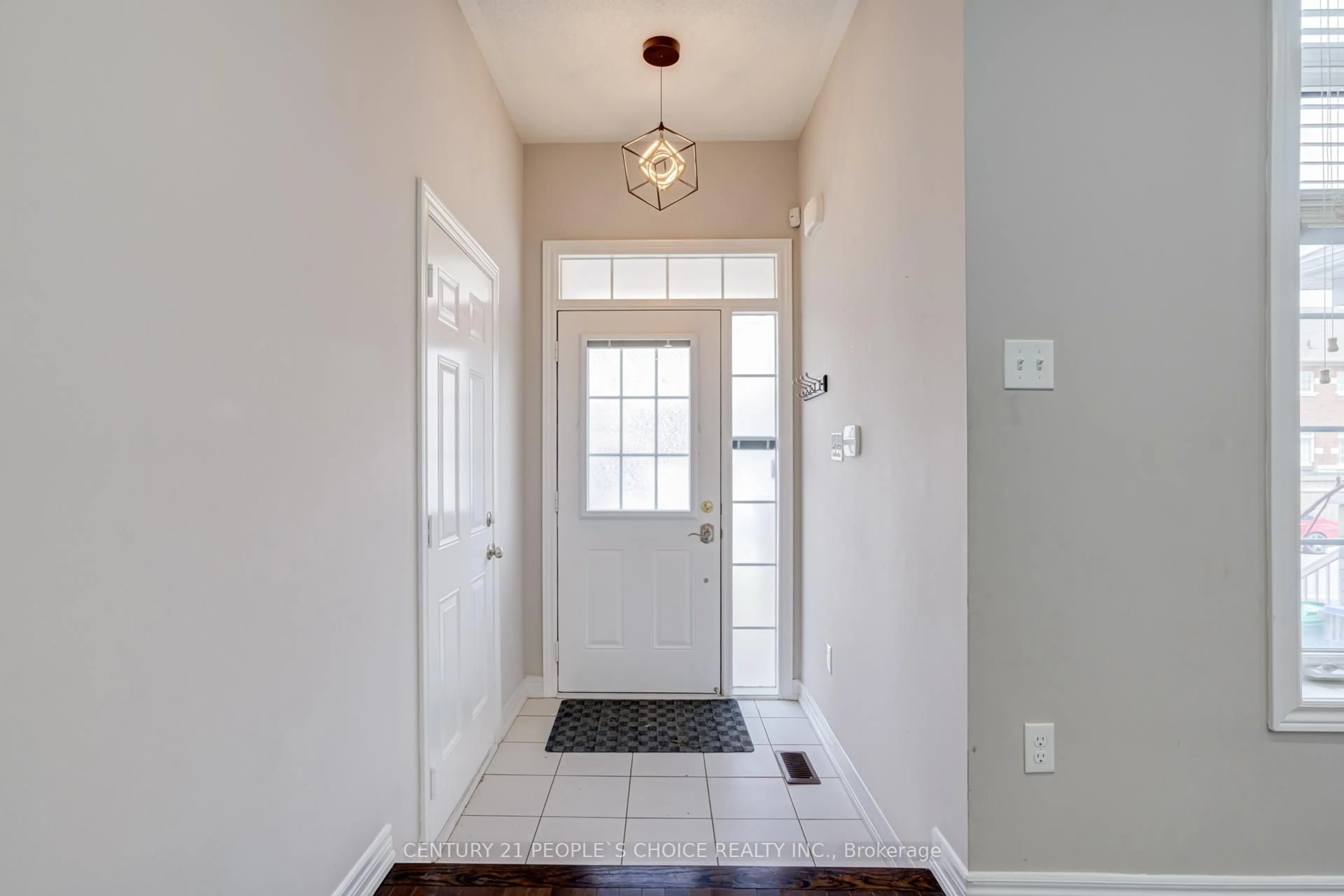 Indoor entryway for 32 Yellow Sorrel Rd, Brampton Ontario L6R 0B6