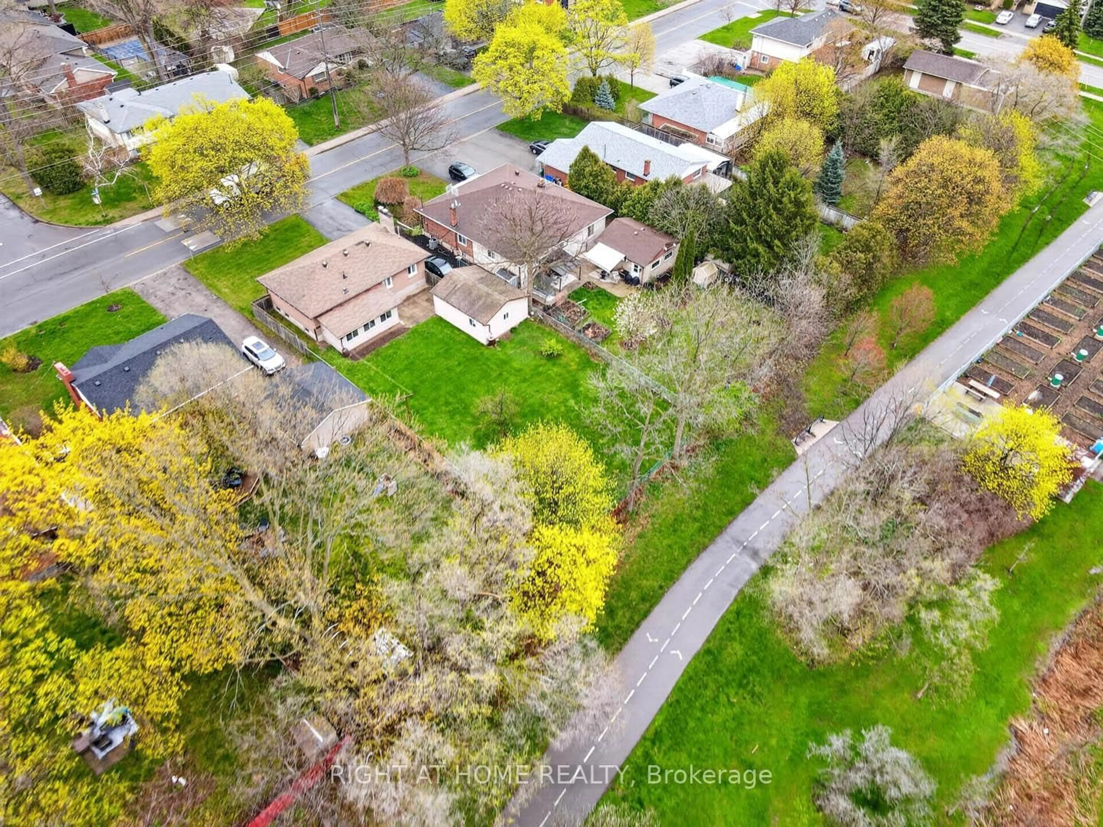 A pic from outside/outdoor area/front of a property/back of a property/a pic from drone, street for 874 Francis Rd, Burlington Ontario L7T 3Y2