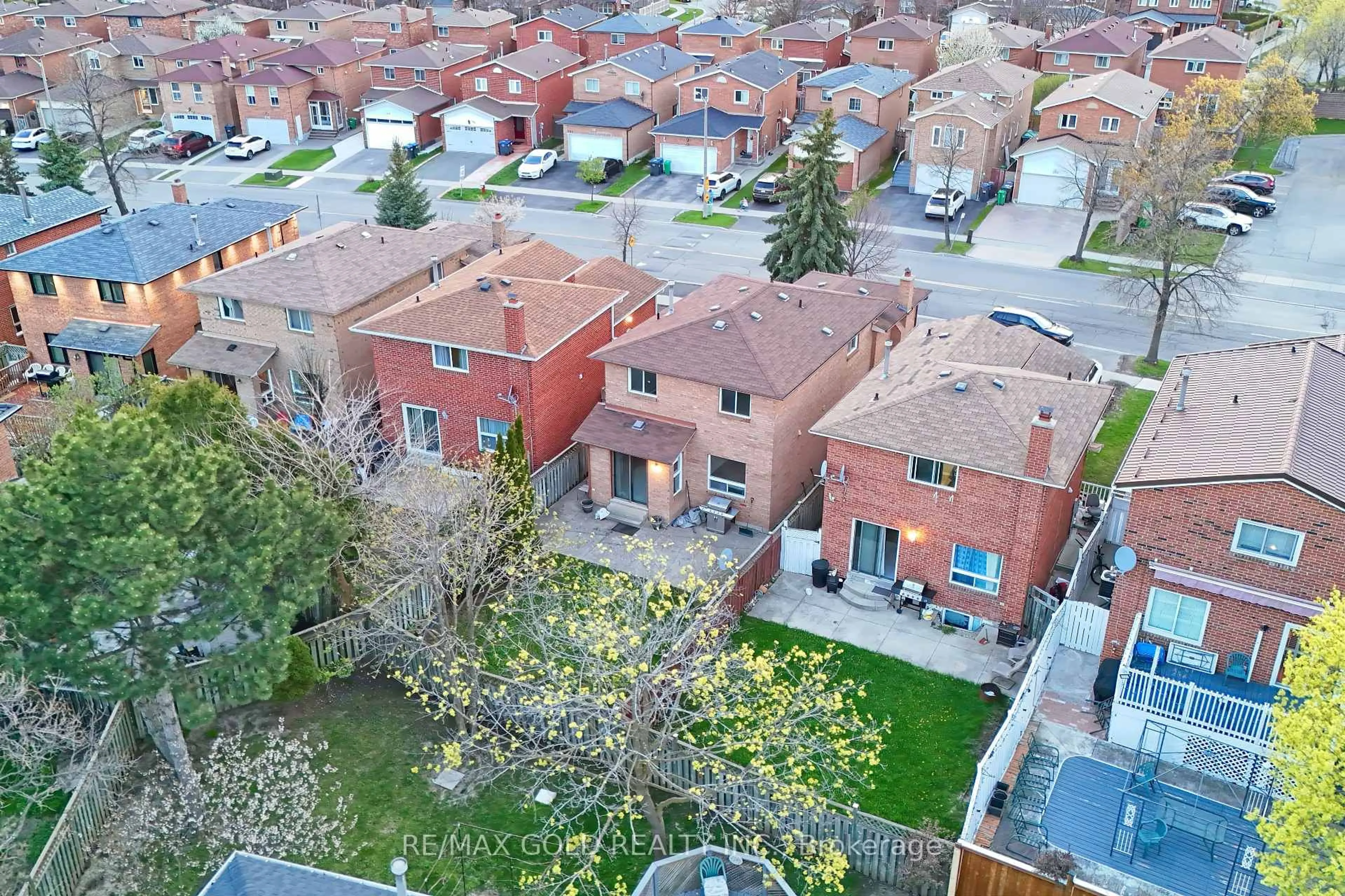 A pic from outside/outdoor area/front of a property/back of a property/a pic from drone, street for 211 Wexford Rd, Brampton Ontario L6Z 2R2