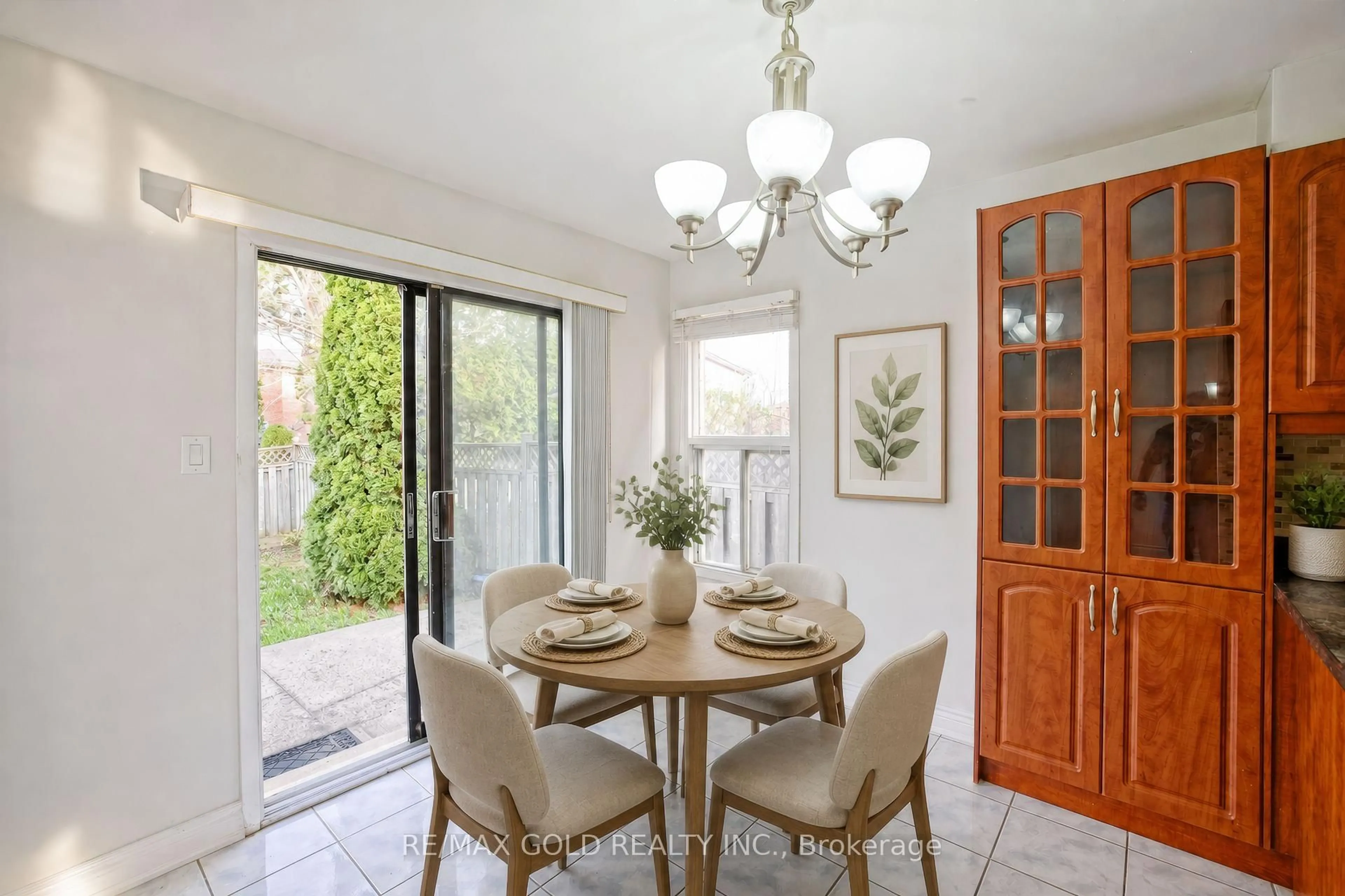 Dining room, ceramic/tile floor for 211 Wexford Rd, Brampton Ontario L6Z 2R2