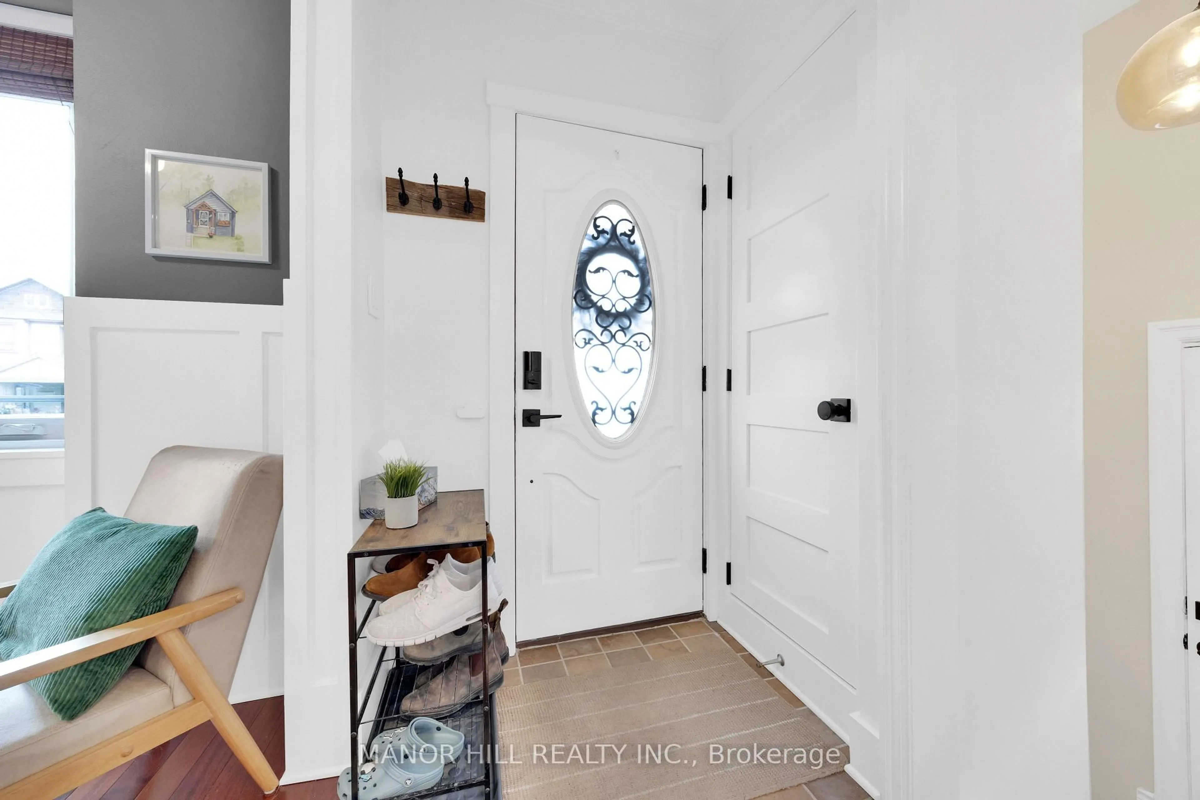 Indoor entryway for 70 Bernice Cres, Toronto Ontario M6N 1X2