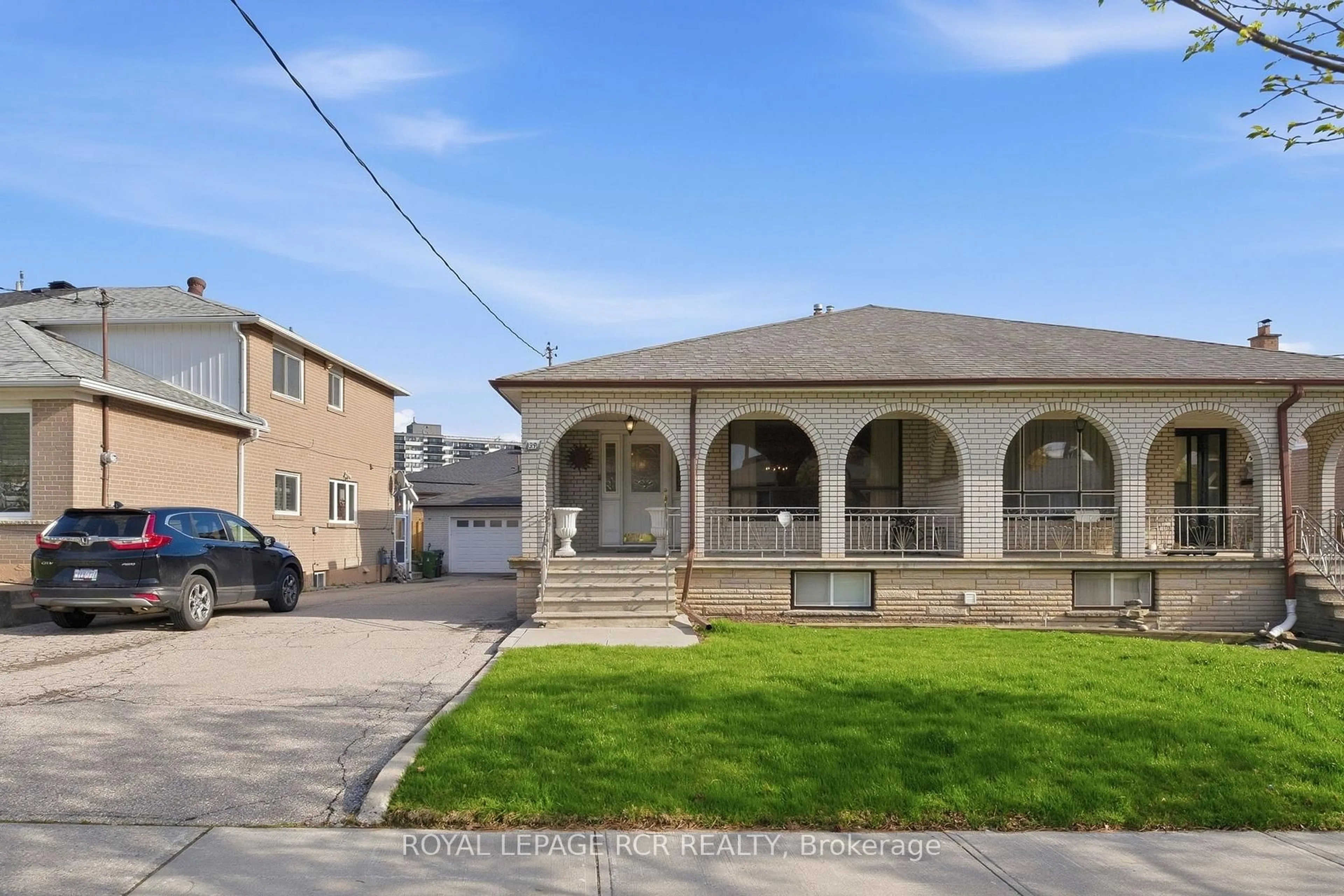 A pic from outside/outdoor area/front of a property/back of a property/a pic from drone, street for 39 Dovehouse Ave, Toronto Ontario M3J 1A3