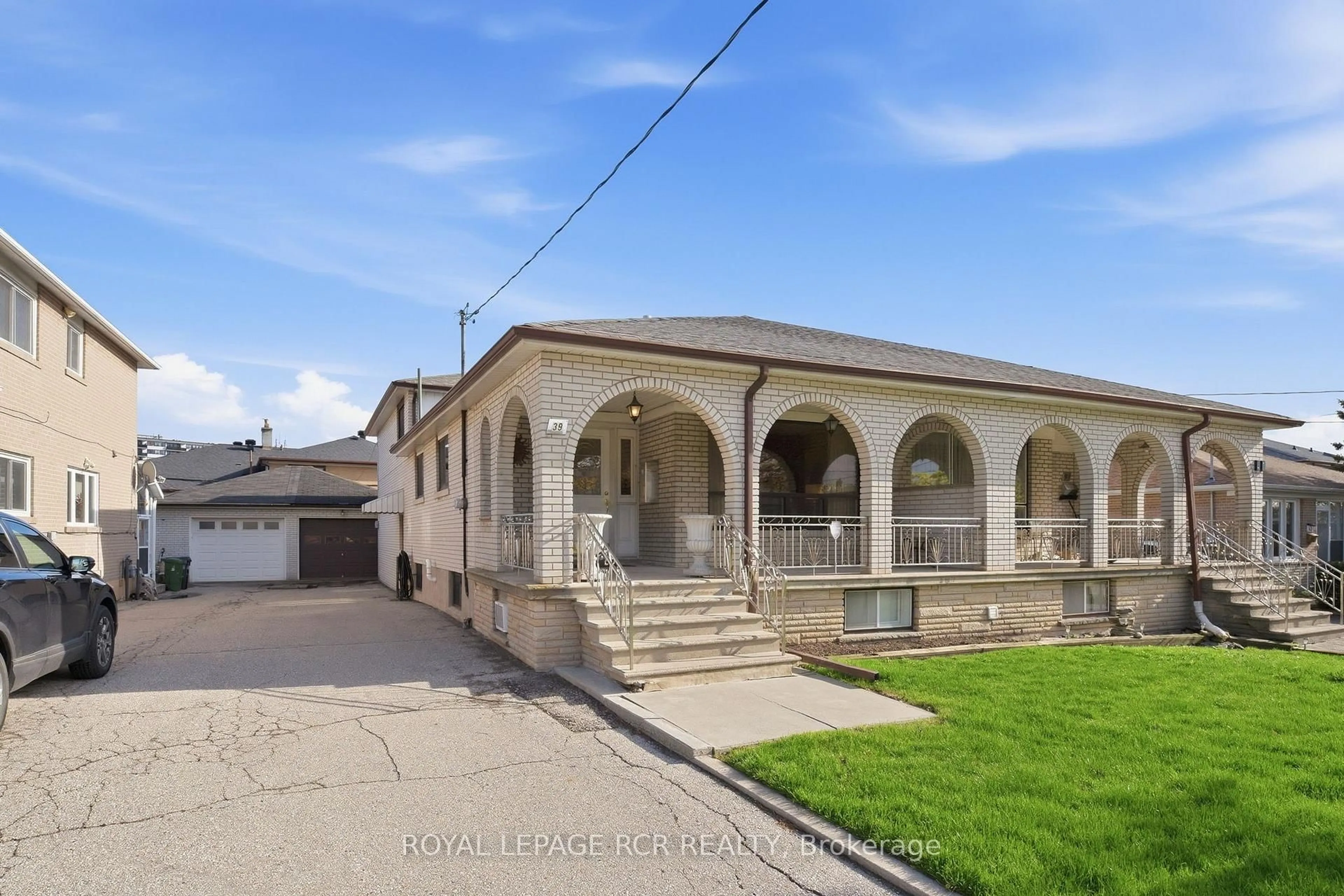 A pic from outside/outdoor area/front of a property/back of a property/a pic from drone, street for 39 Dovehouse Ave, Toronto Ontario M3J 1A3