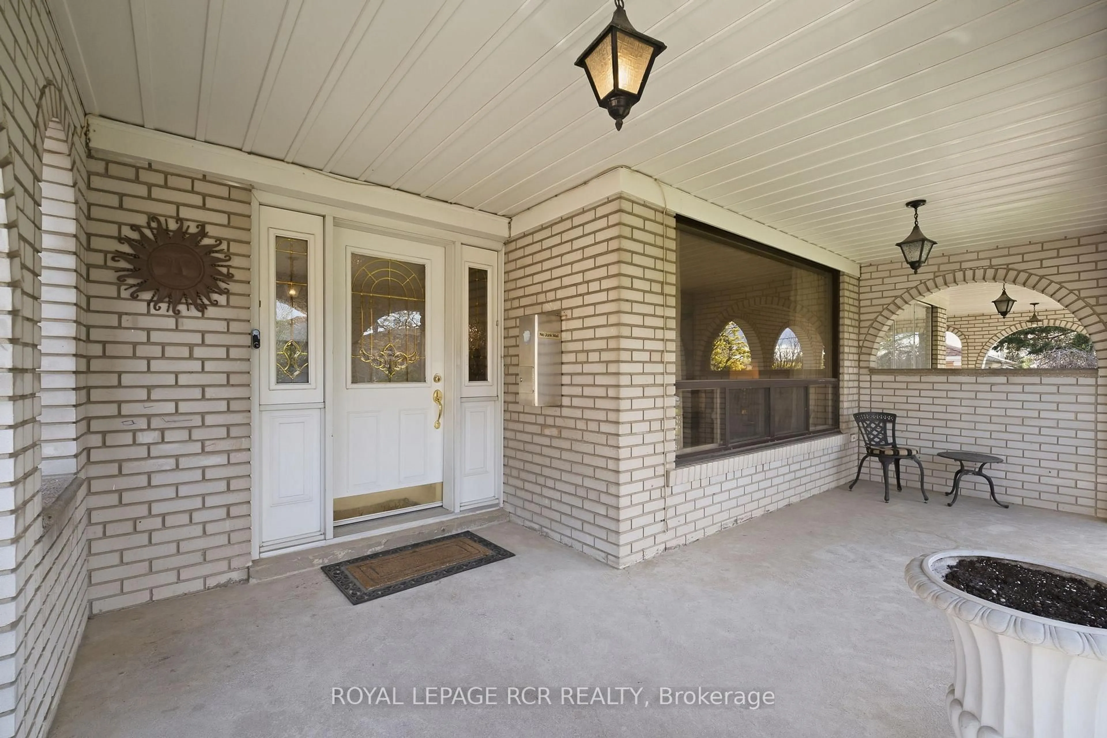 Indoor entryway for 39 Dovehouse Ave, Toronto Ontario M3J 1A3