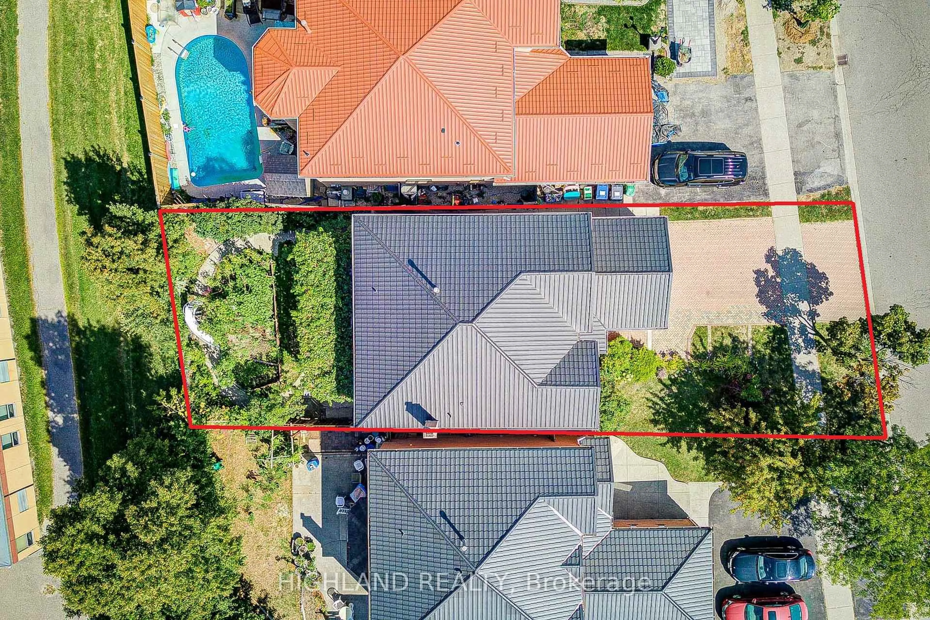 A pic from outside/outdoor area/front of a property/back of a property/a pic from drone, unknown for 257 Huntington Ridge Dr, Mississauga Ontario L5R 1S3