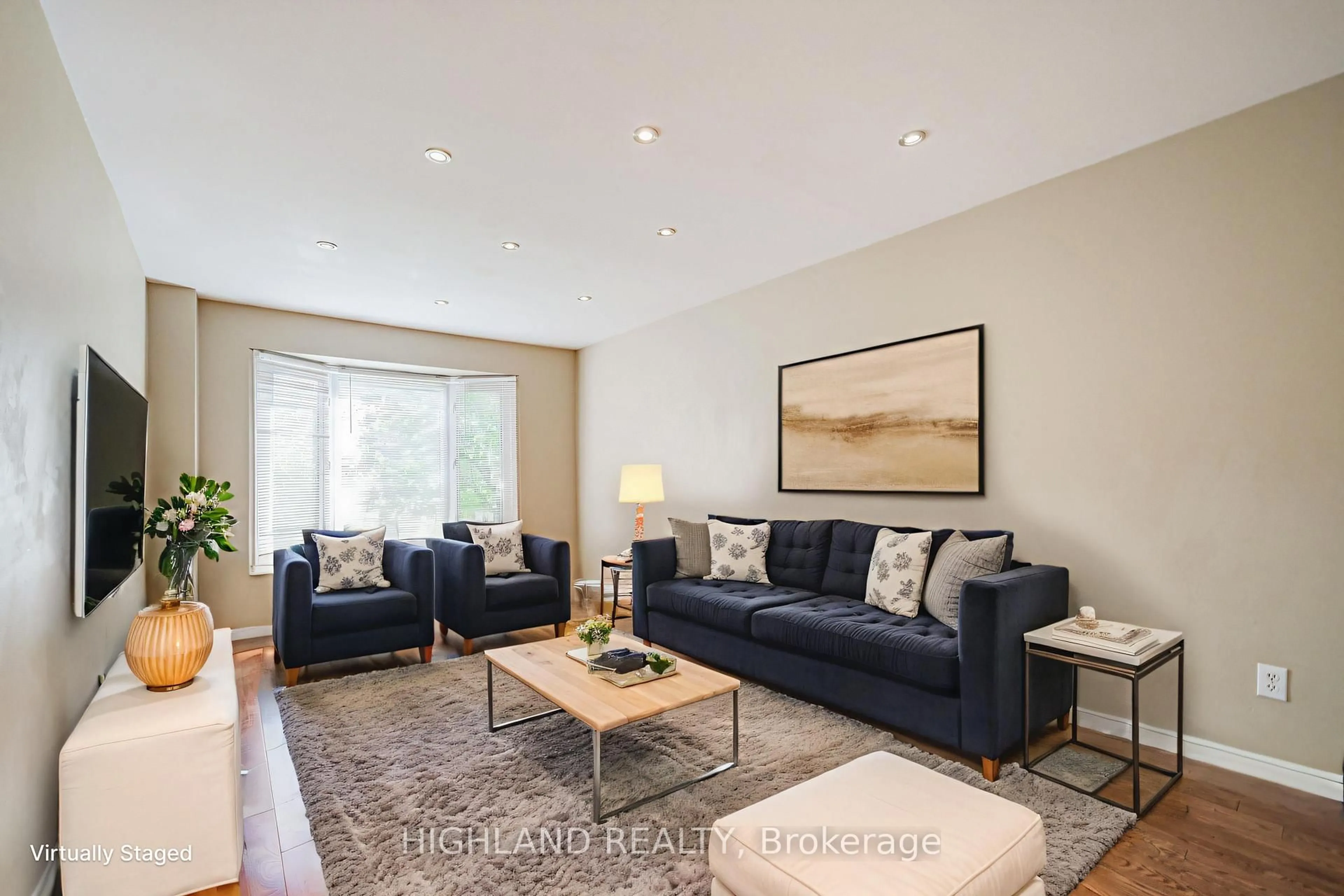 Living room with furniture, wood/laminate floor for 257 Huntington Ridge Dr, Mississauga Ontario L5R 1S3