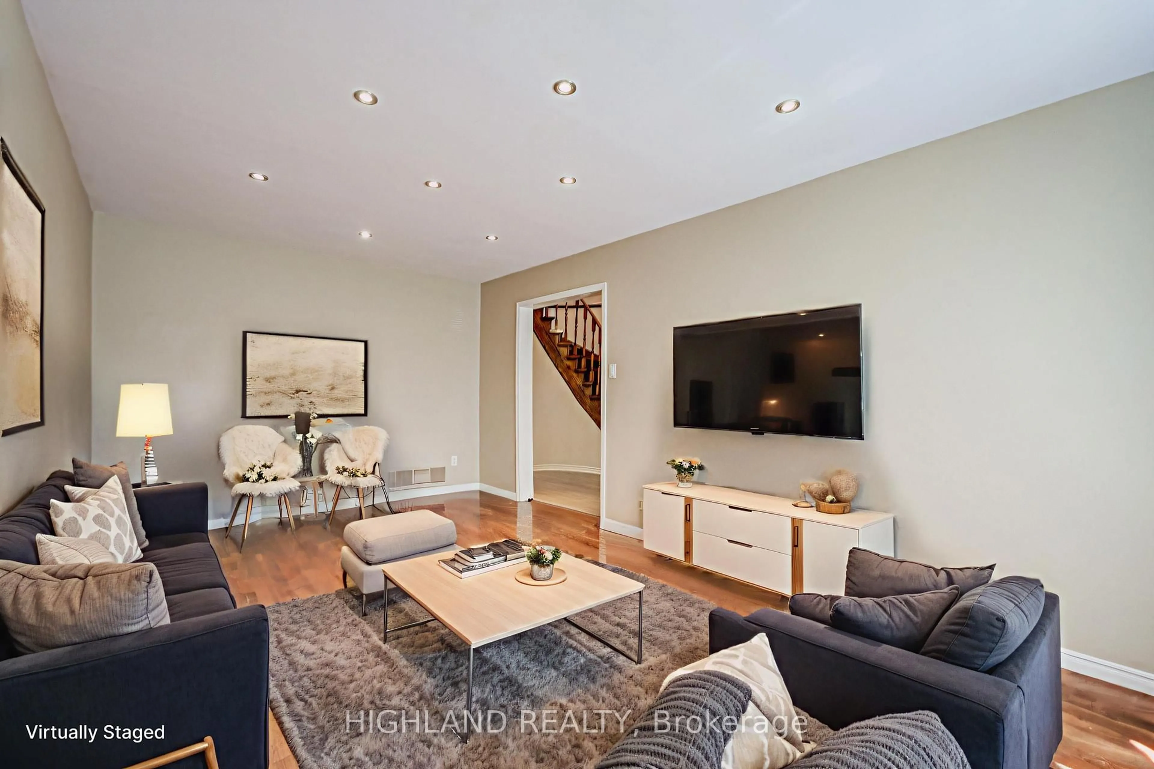Living room with furniture, unknown for 257 Huntington Ridge Dr, Mississauga Ontario L5R 1S3