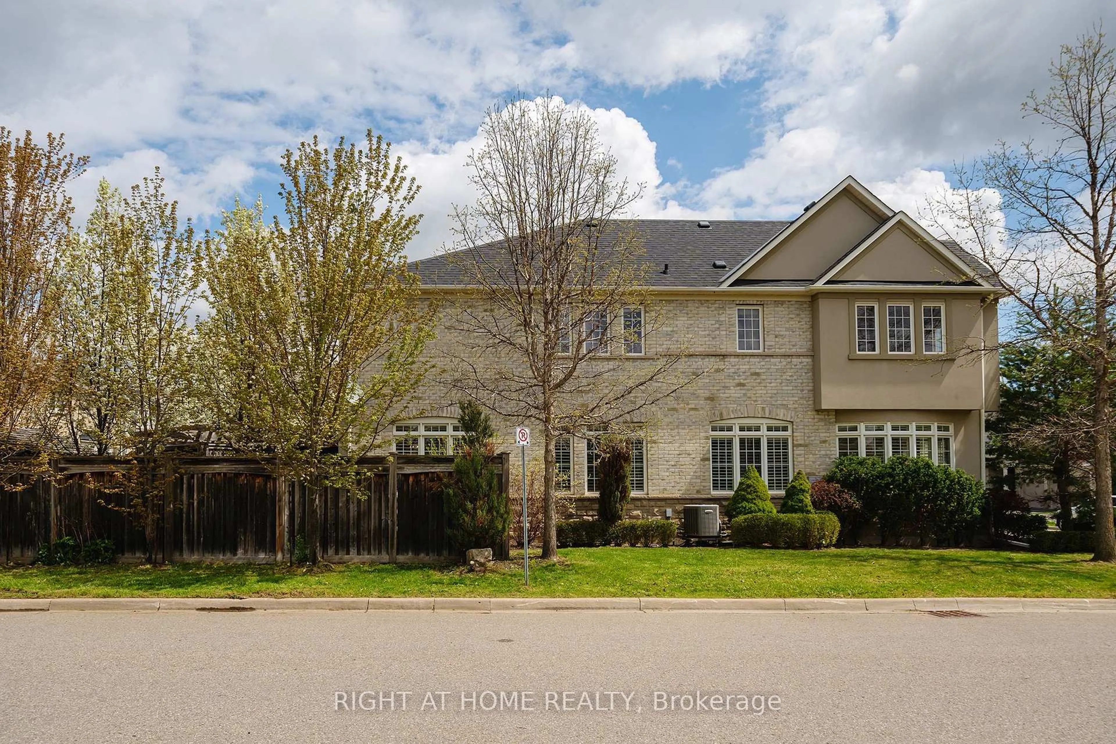 A pic from outside/outdoor area/front of a property/back of a property/a pic from drone, street for 3353 Skipton Lane, Oakville Ontario L6M 0K3