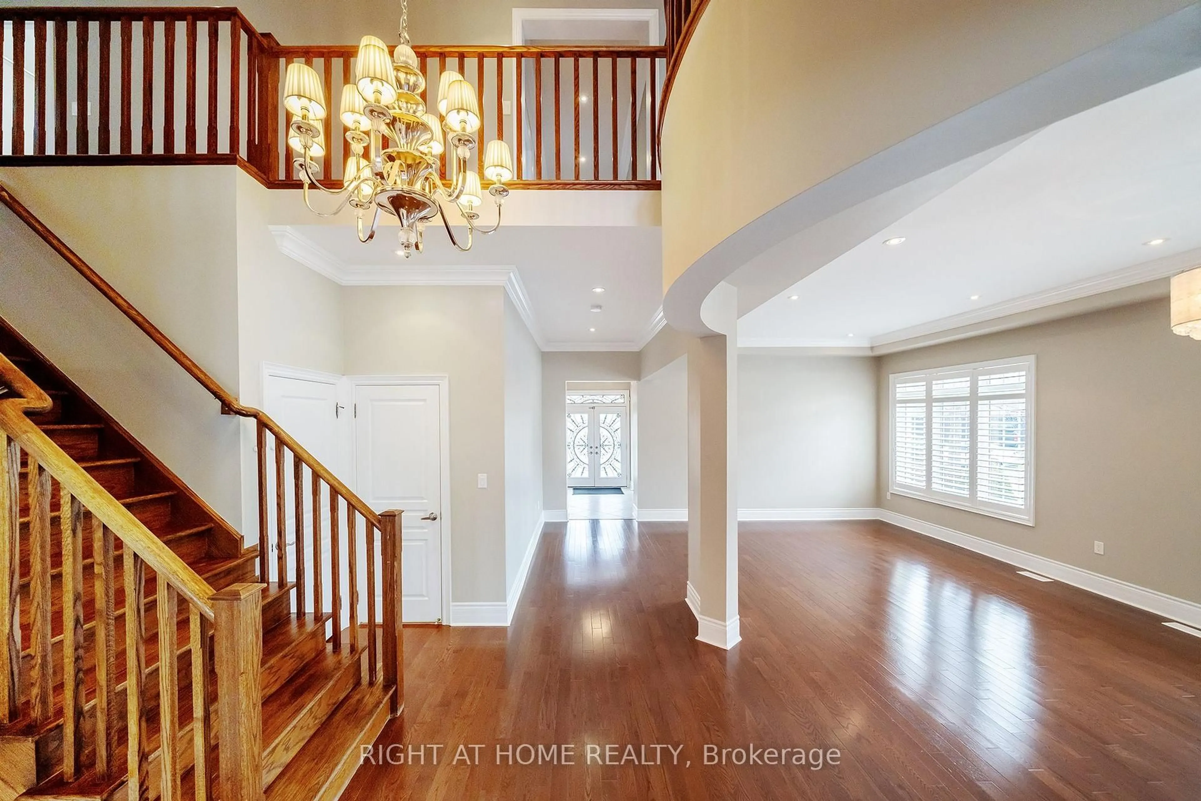 Indoor entryway for 3353 Skipton Lane, Oakville Ontario L6M 0K3