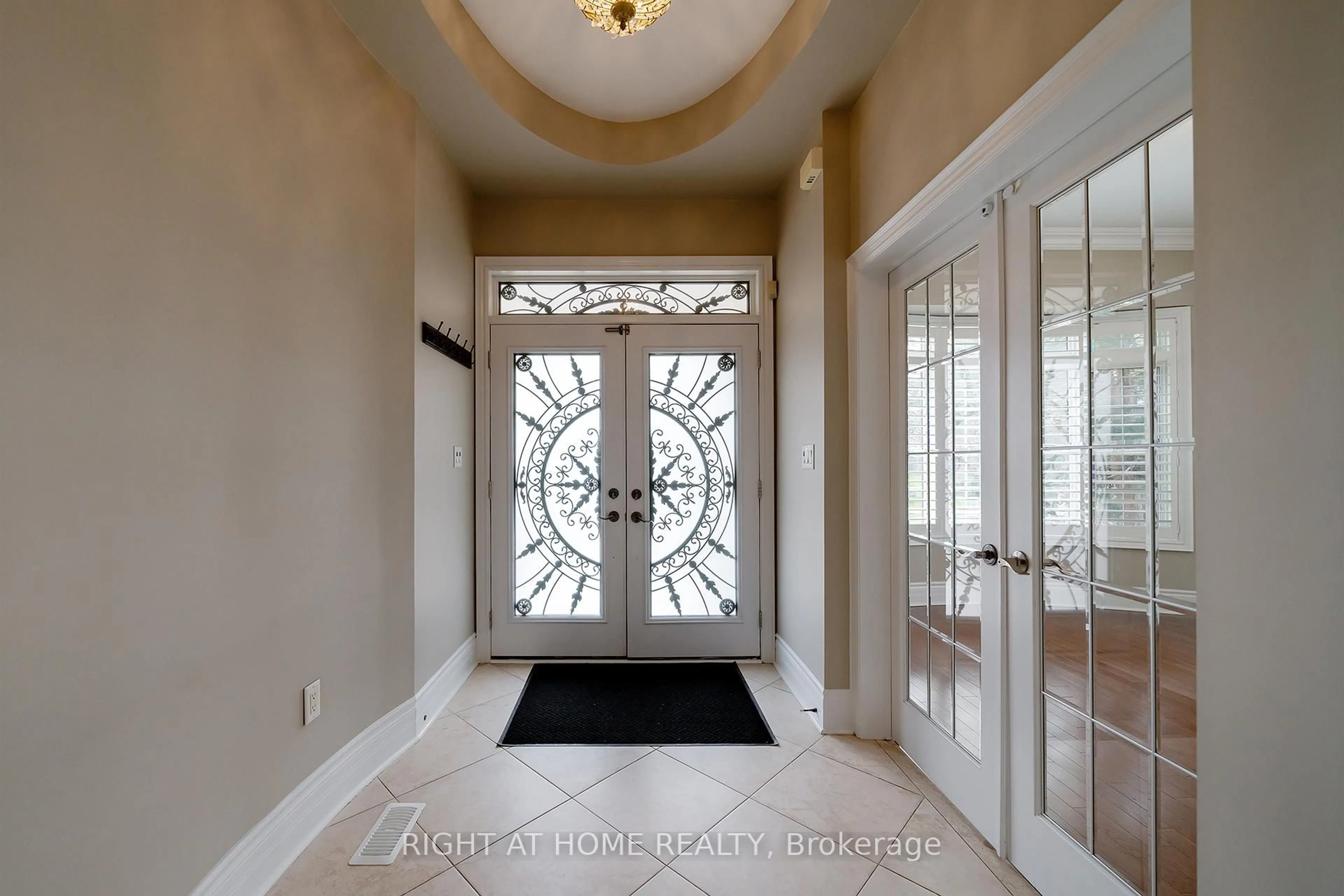 Indoor entryway for 3353 Skipton Lane, Oakville Ontario L6M 0K3