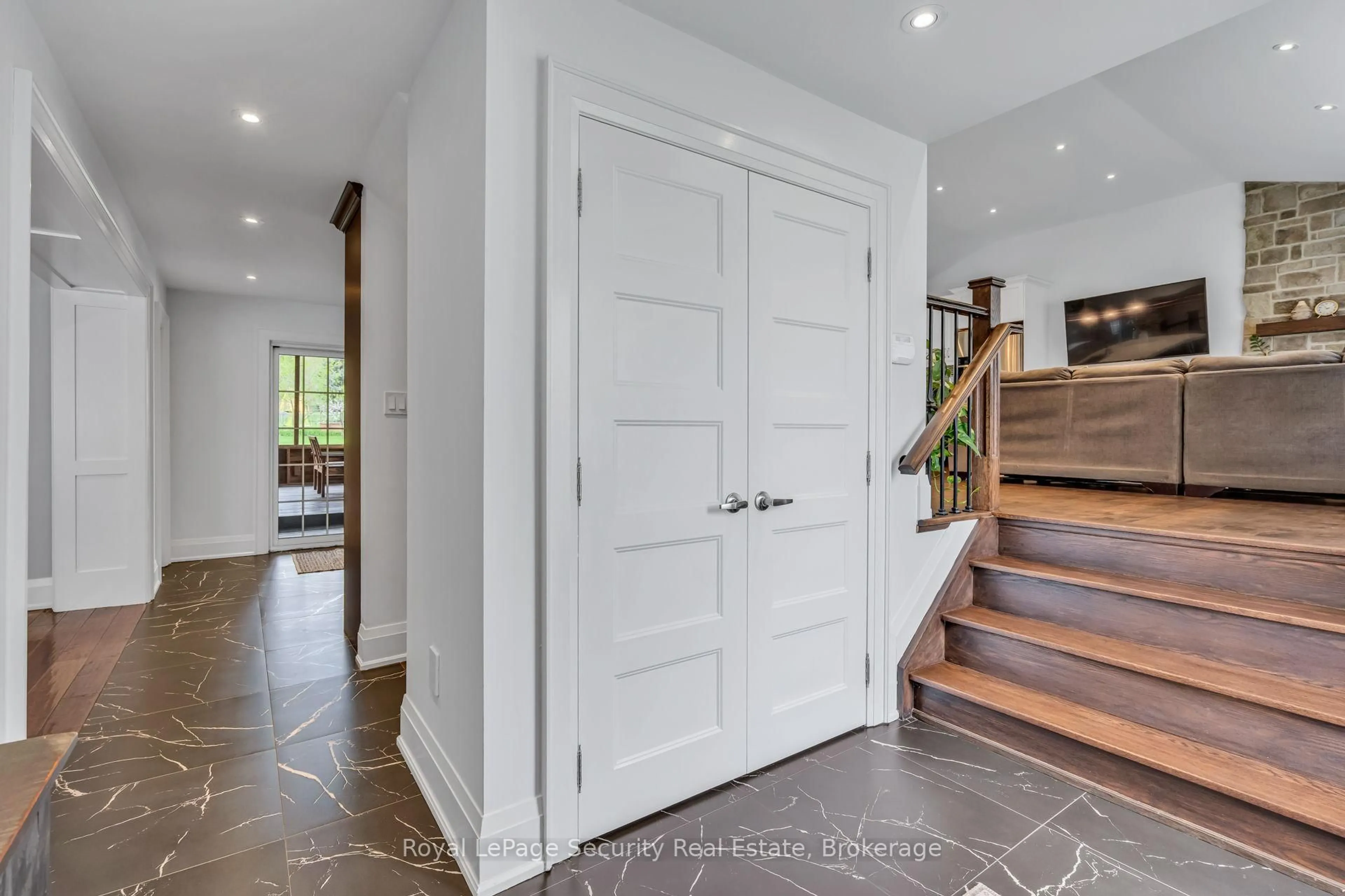 Indoor entryway for 11310 Trafalgar Rd, Halton Hills Ontario L7G 4S5