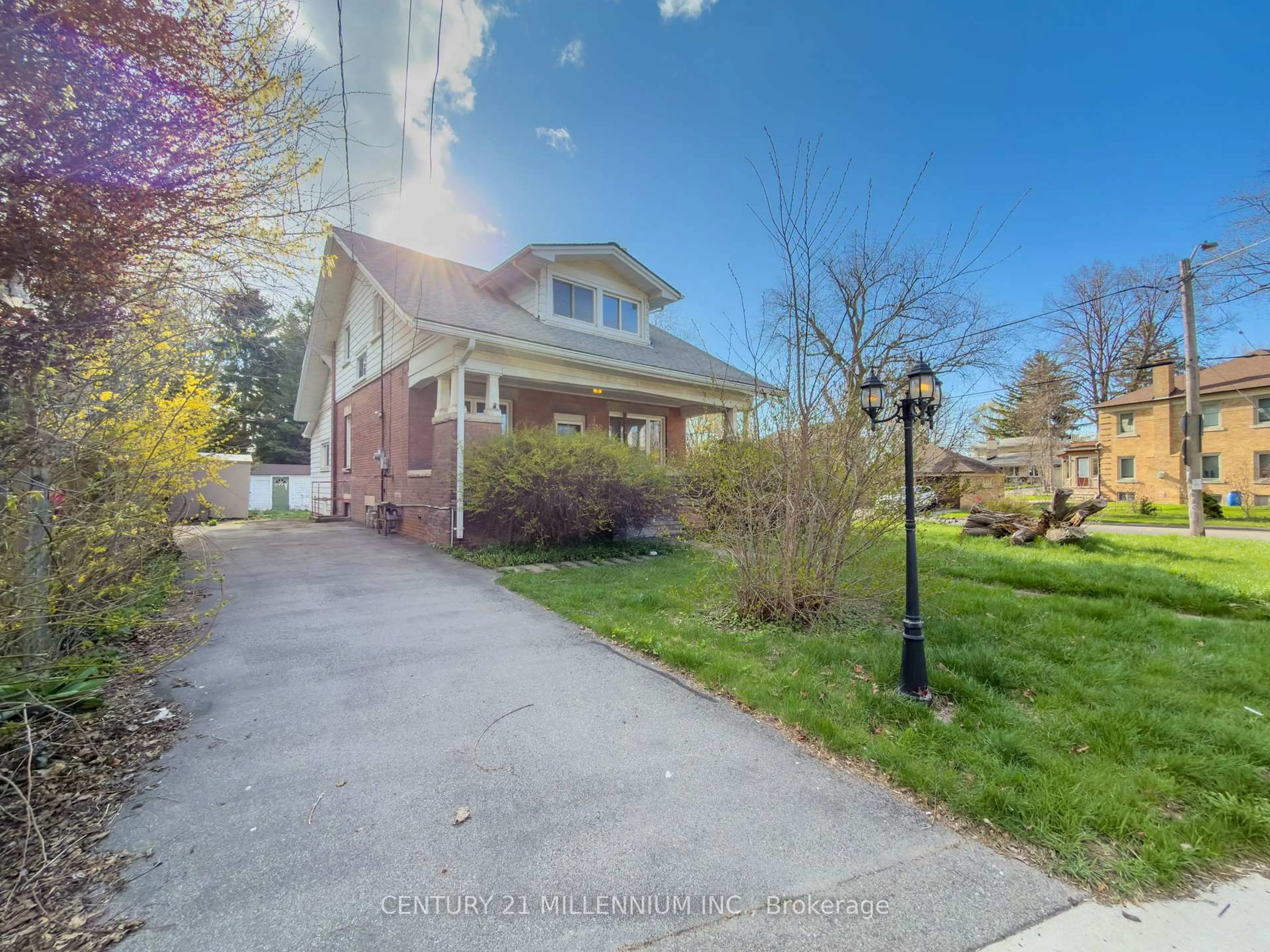 A pic from outside/outdoor area/front of a property/back of a property/a pic from drone, street for 2585 Lake Shore Blvd, Toronto Ontario M8V 1G3