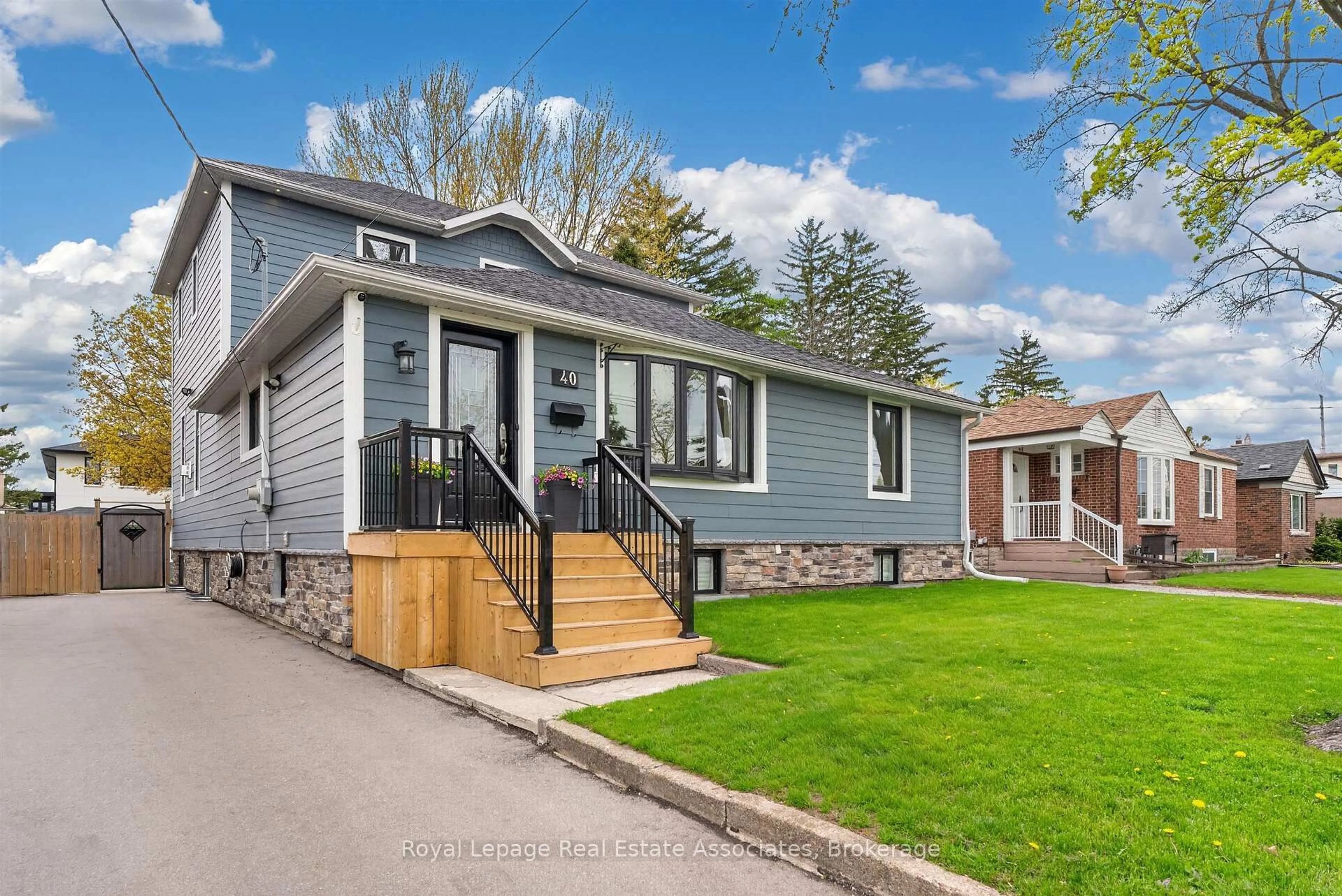 Home with vinyl exterior material, street for 40 Briarwood Ave, Mississauga Ontario L5G 3N6
