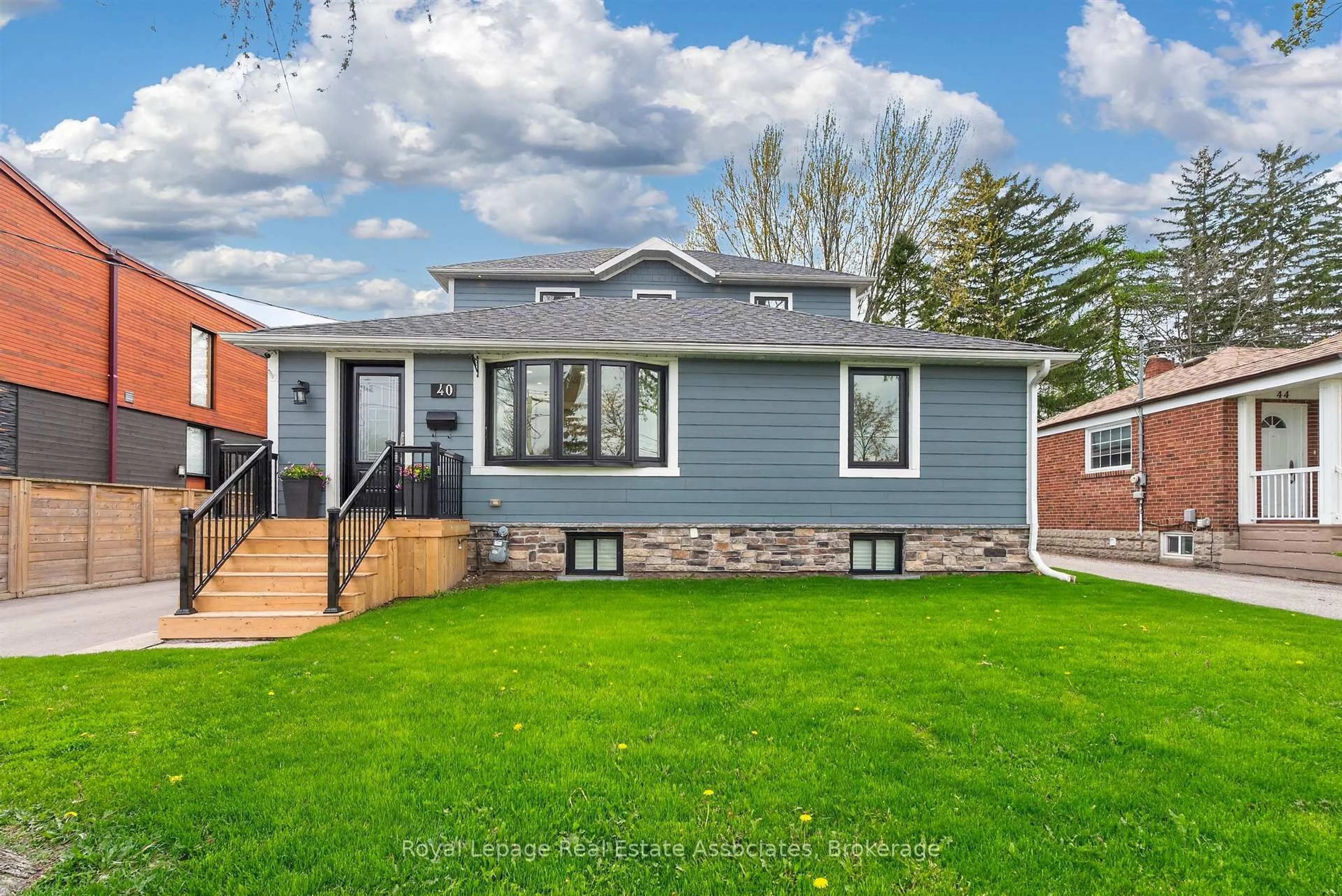 Home with vinyl exterior material, street for 40 Briarwood Ave, Mississauga Ontario L5G 3N6