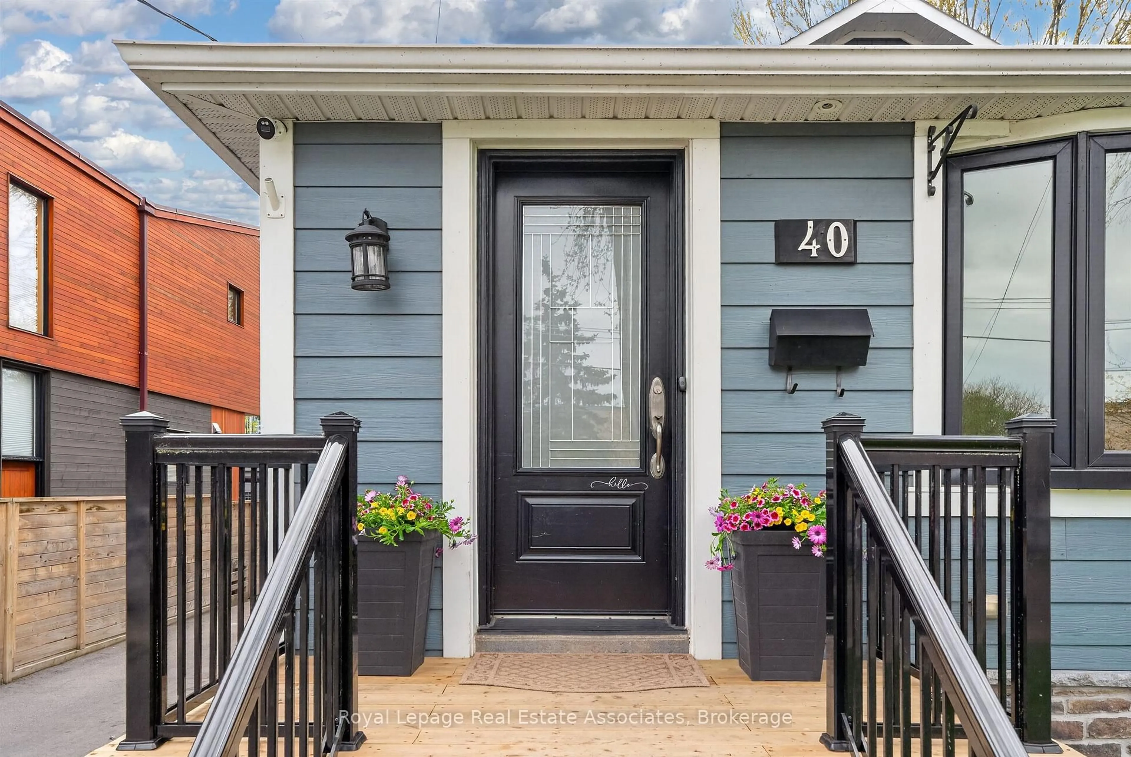 Indoor entryway for 40 Briarwood Ave, Mississauga Ontario L5G 3N6