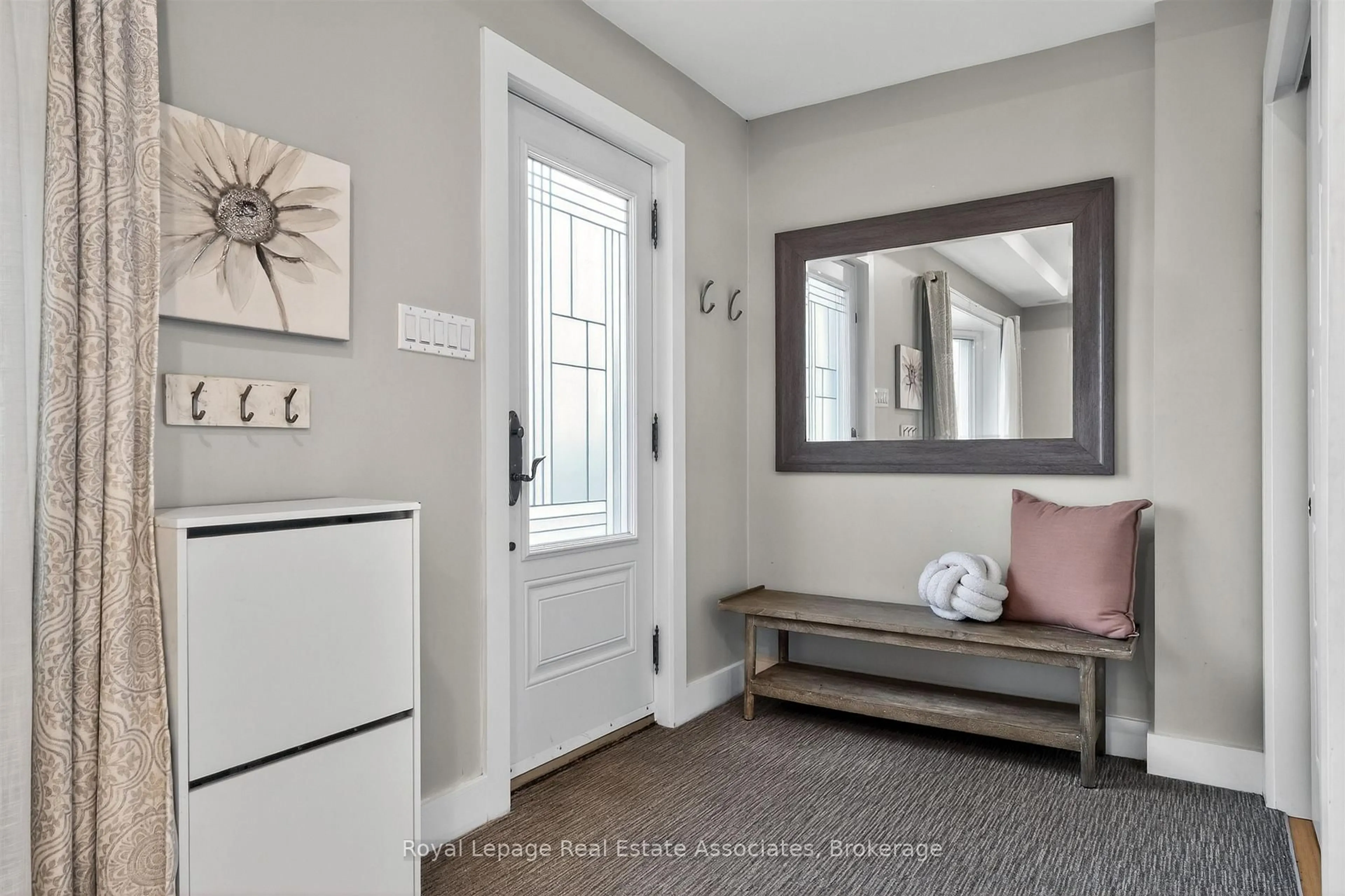 Indoor entryway for 40 Briarwood Ave, Mississauga Ontario L5G 3N6
