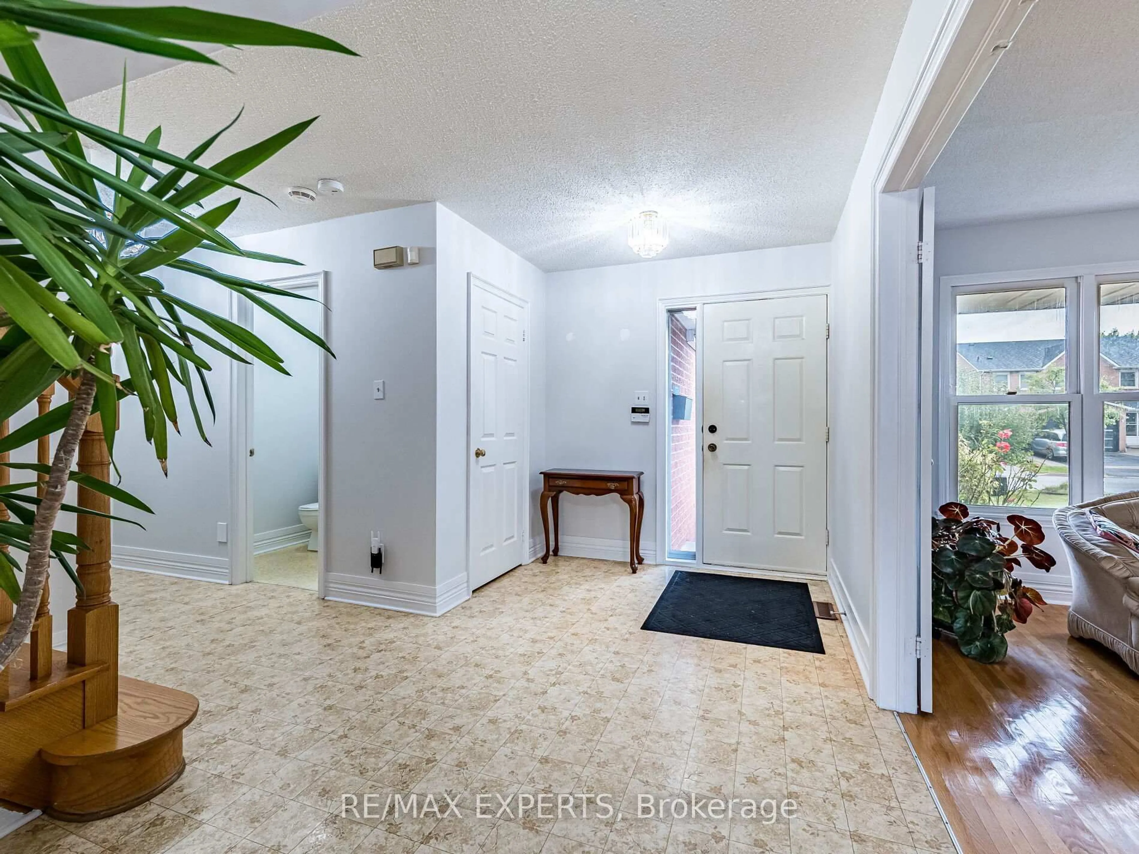 Indoor entryway for 33 Nipissing Cres, Brampton Ontario L6S 5A4