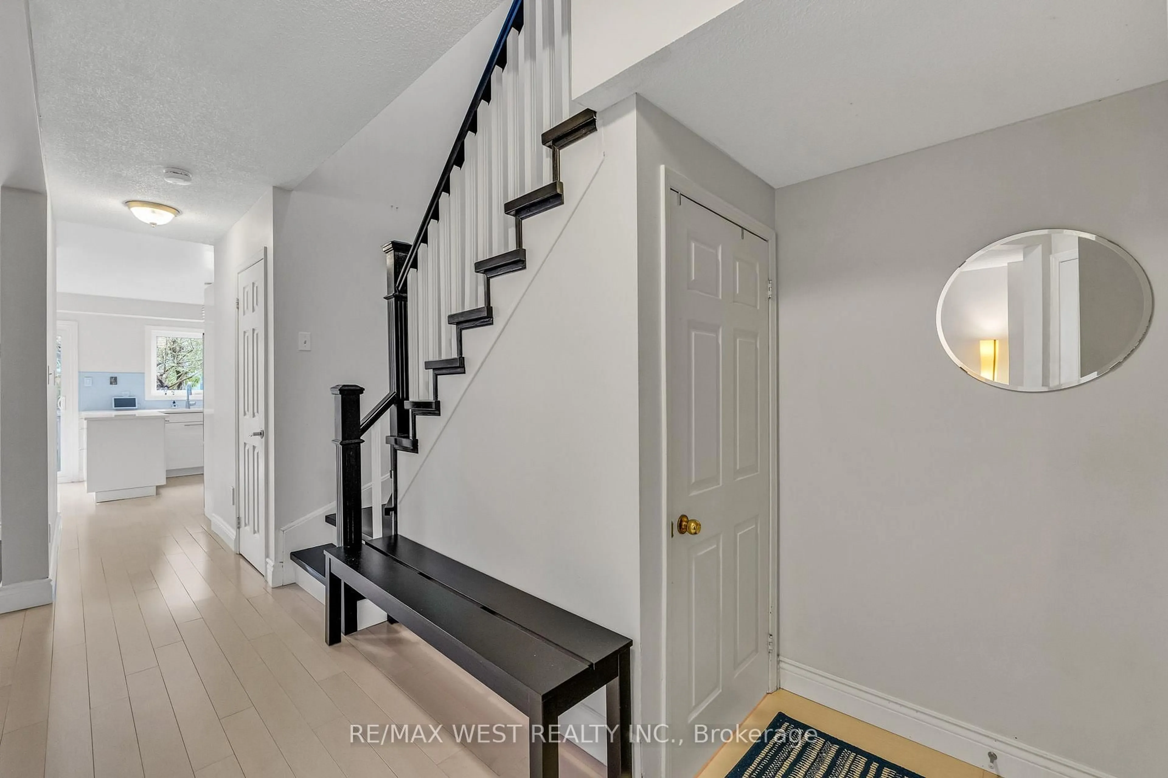 Indoor entryway for 5349 Bullrush Dr, Mississauga Ontario L5V 1Z2