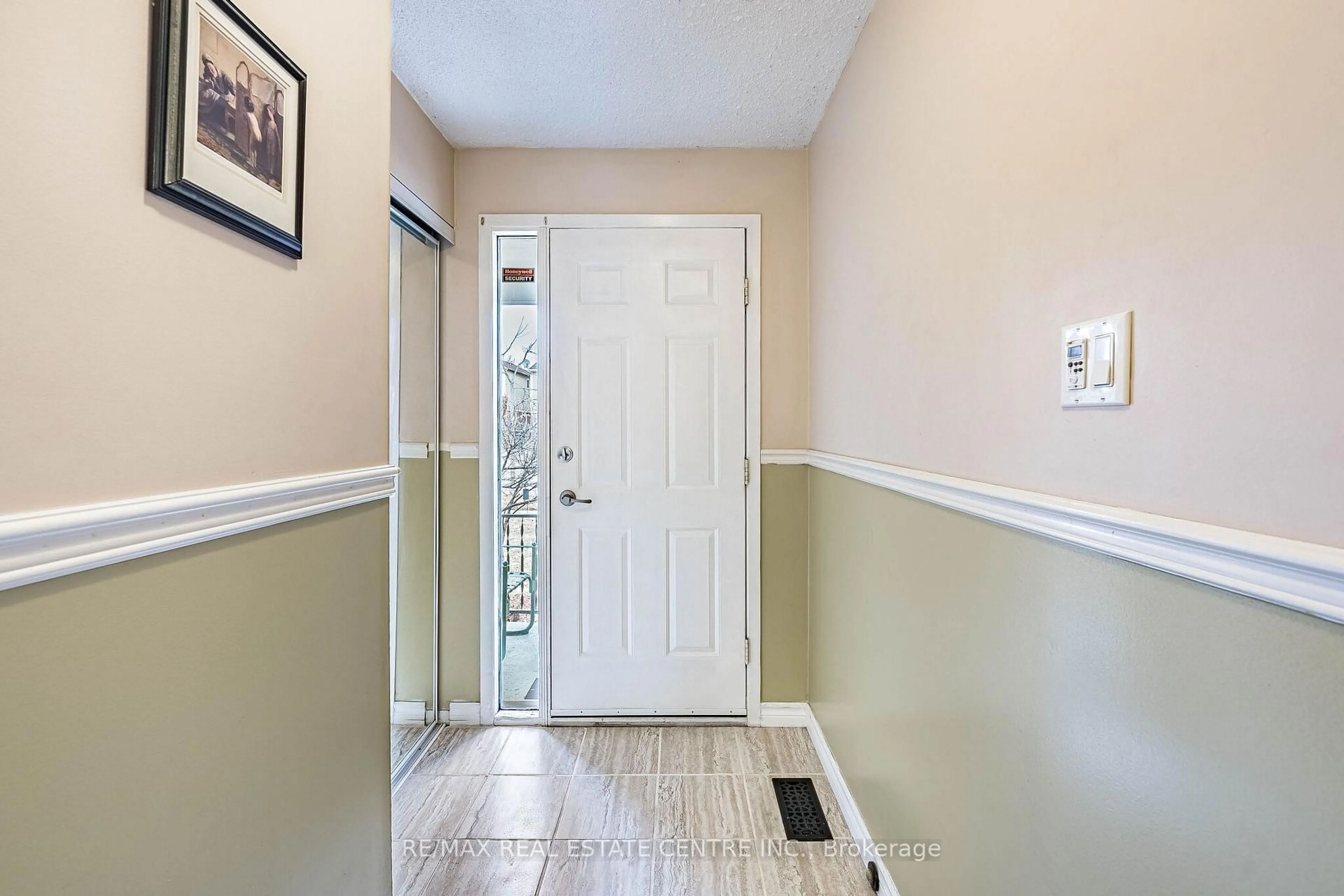 Indoor entryway for 72 Malabar Cres, Brampton Ontario L6S 3X8