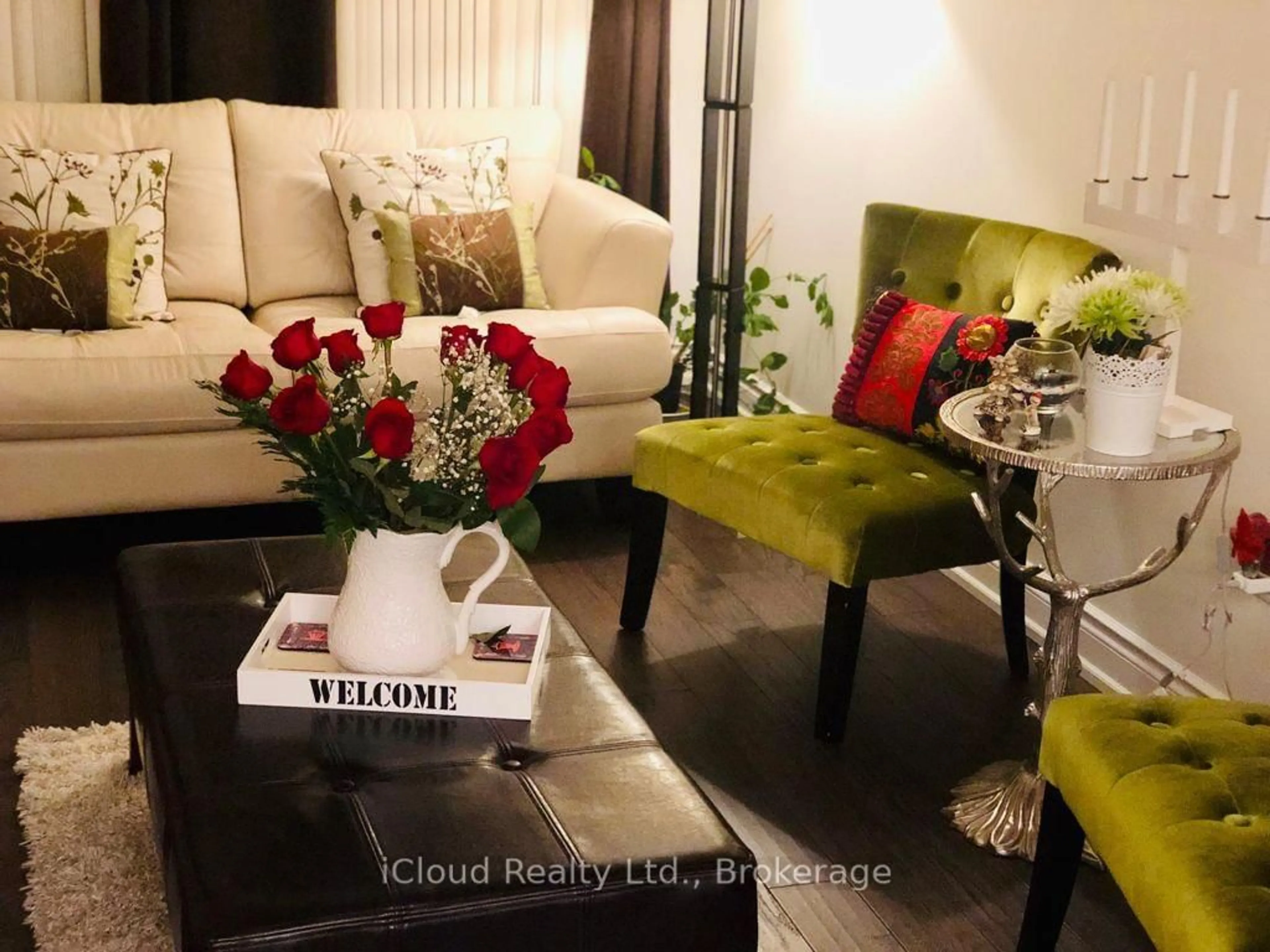 Living room with furniture, wood/laminate floor for 2776 Lindholm Cres, Mississauga Ontario L5M 4S3