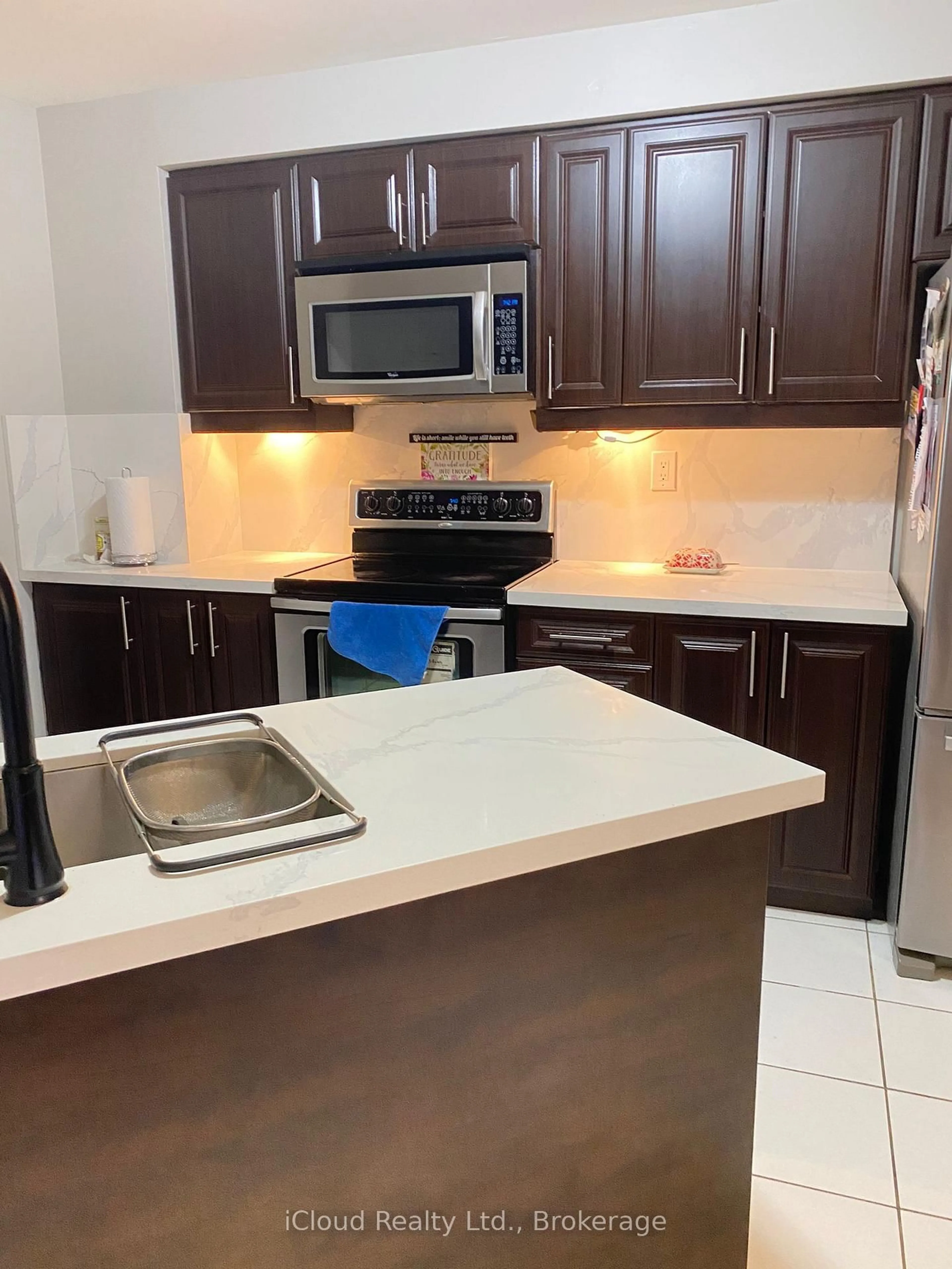 Standard kitchen, unknown for 2776 Lindholm Cres, Mississauga Ontario L5M 4S3