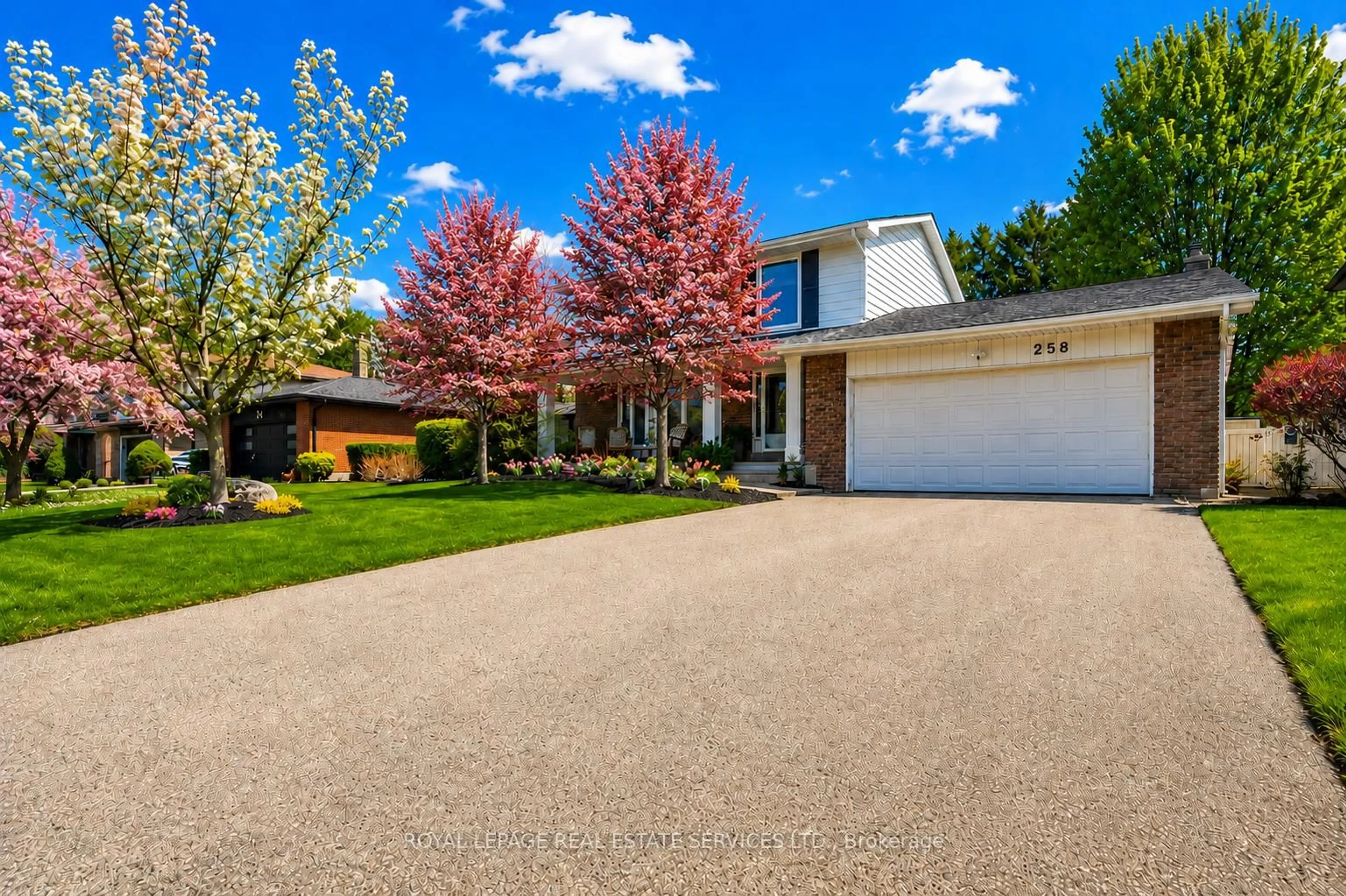 Home with vinyl exterior material, street for 258 Sunrise Cres, Oakville Ontario L6L 3L3