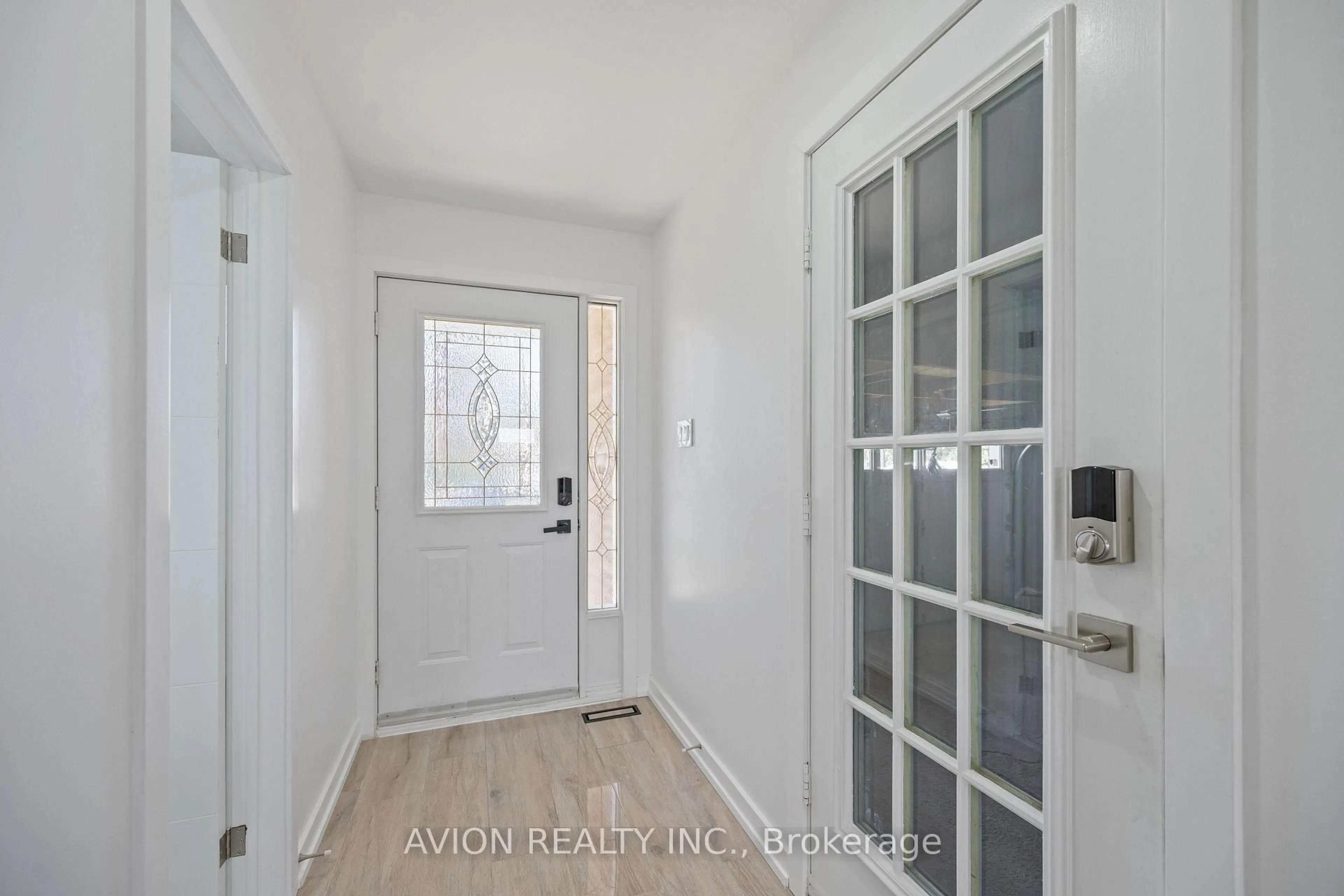 Indoor entryway for 1397 Highgate Crt, Oakville Ontario L6H 2V4
