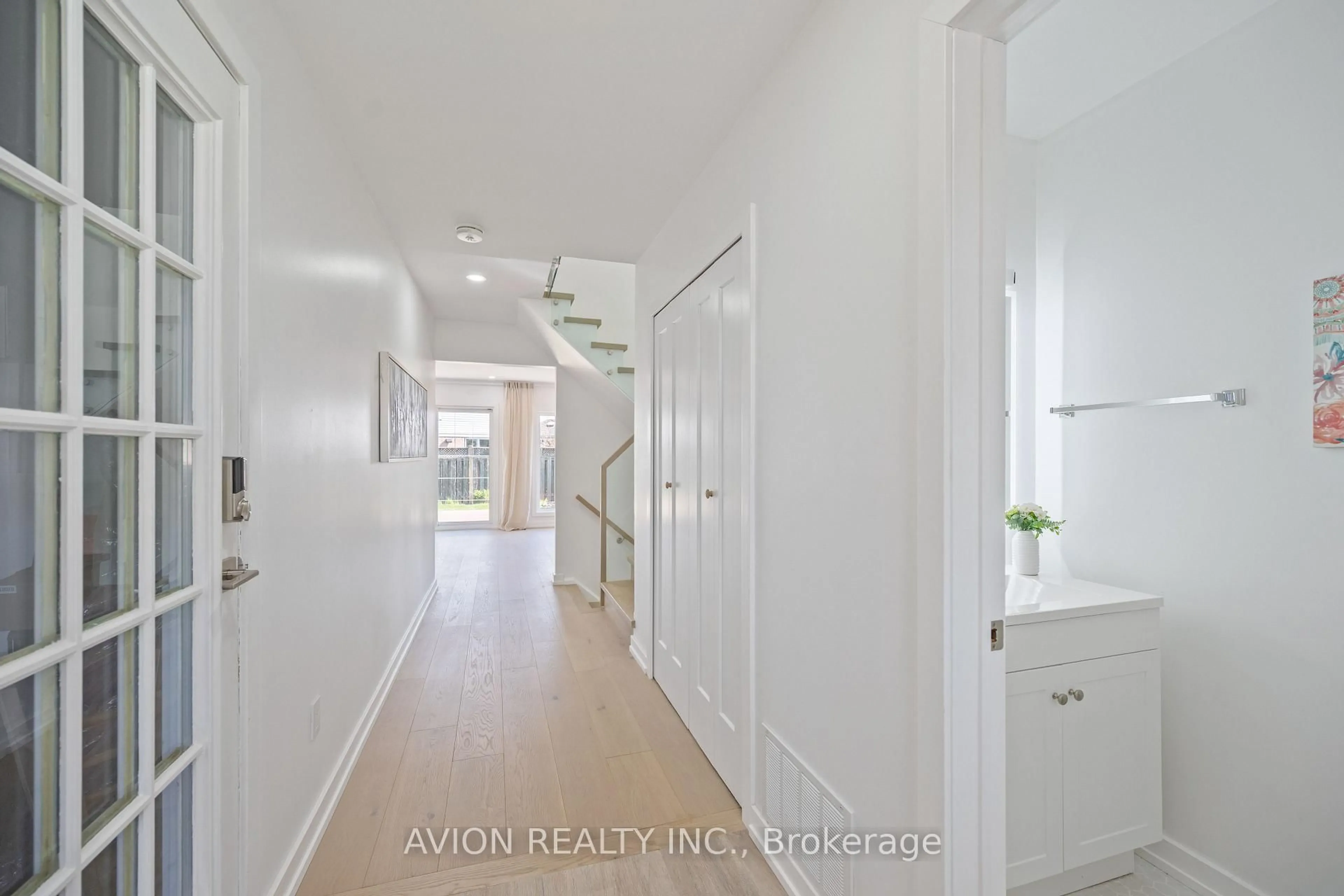 Indoor entryway for 1397 Highgate Crt, Oakville Ontario L6H 2V4