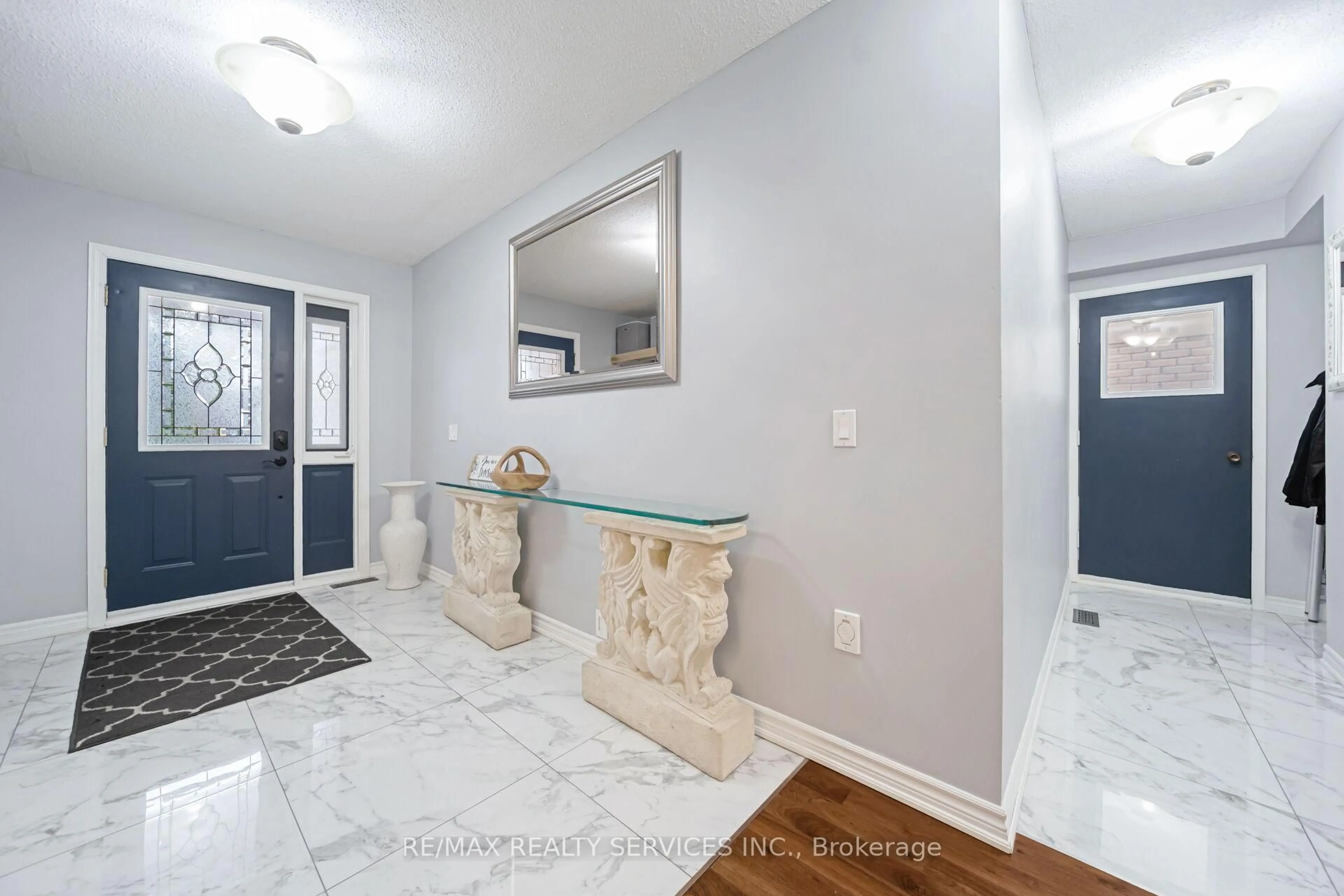 Indoor entryway for 96 Royal Palm Dr, Brampton Ontario L6Z 1P7