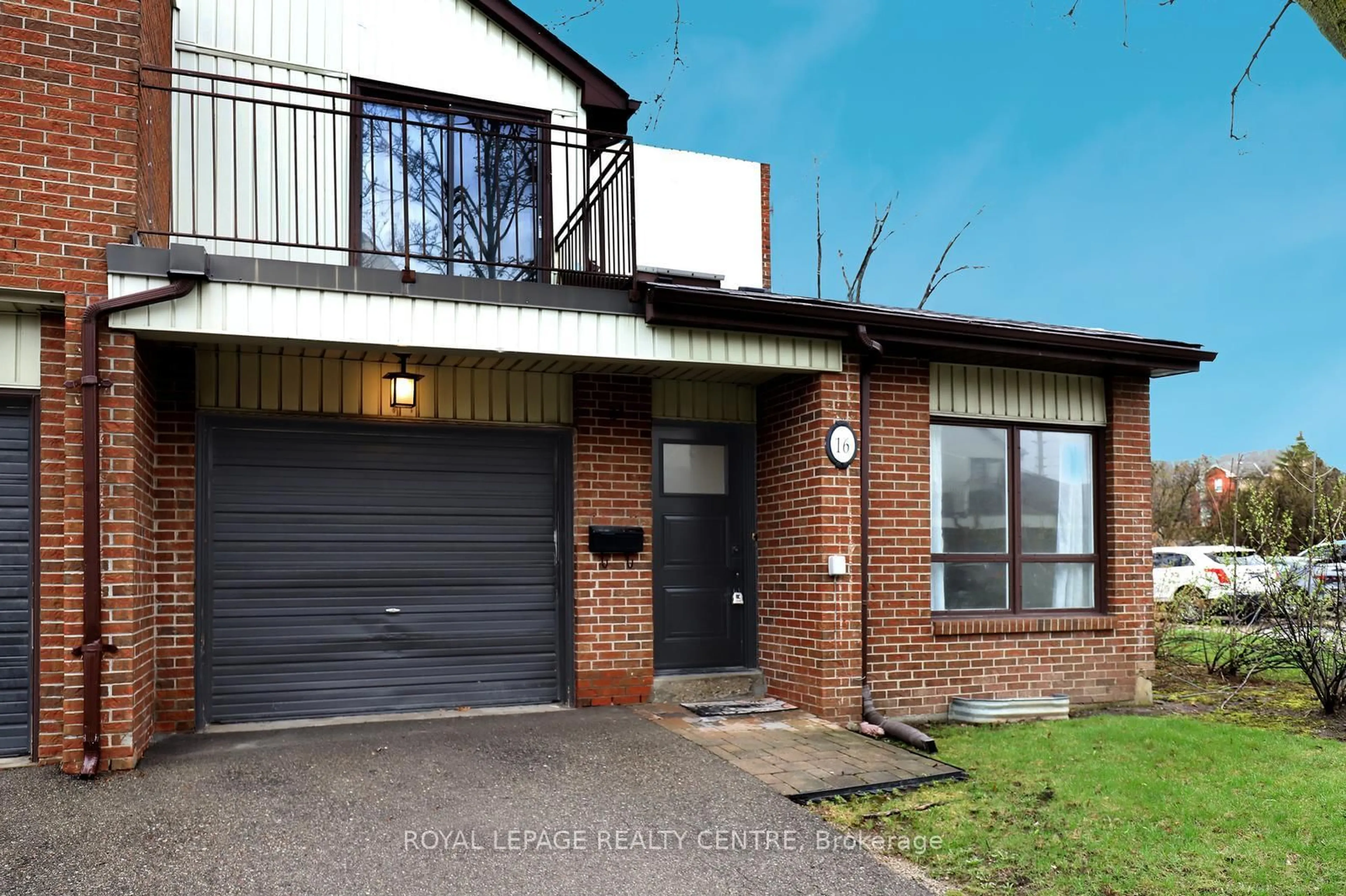 Home with brick exterior material, street for 1021 Cedarglen Gate #16, Mississauga Ontario L5C 3A7