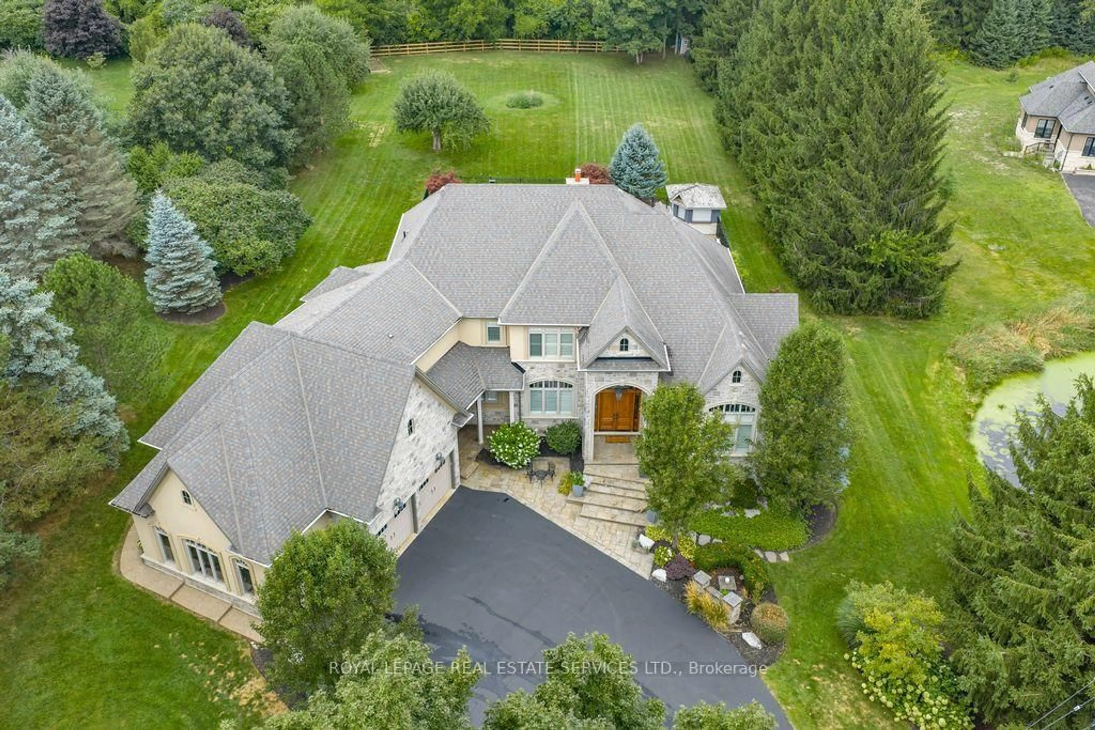 A pic from outside/outdoor area/front of a property/back of a property/a pic from drone, unknown for 2319 Kilbride St, Burlington Ontario L7P 0H7