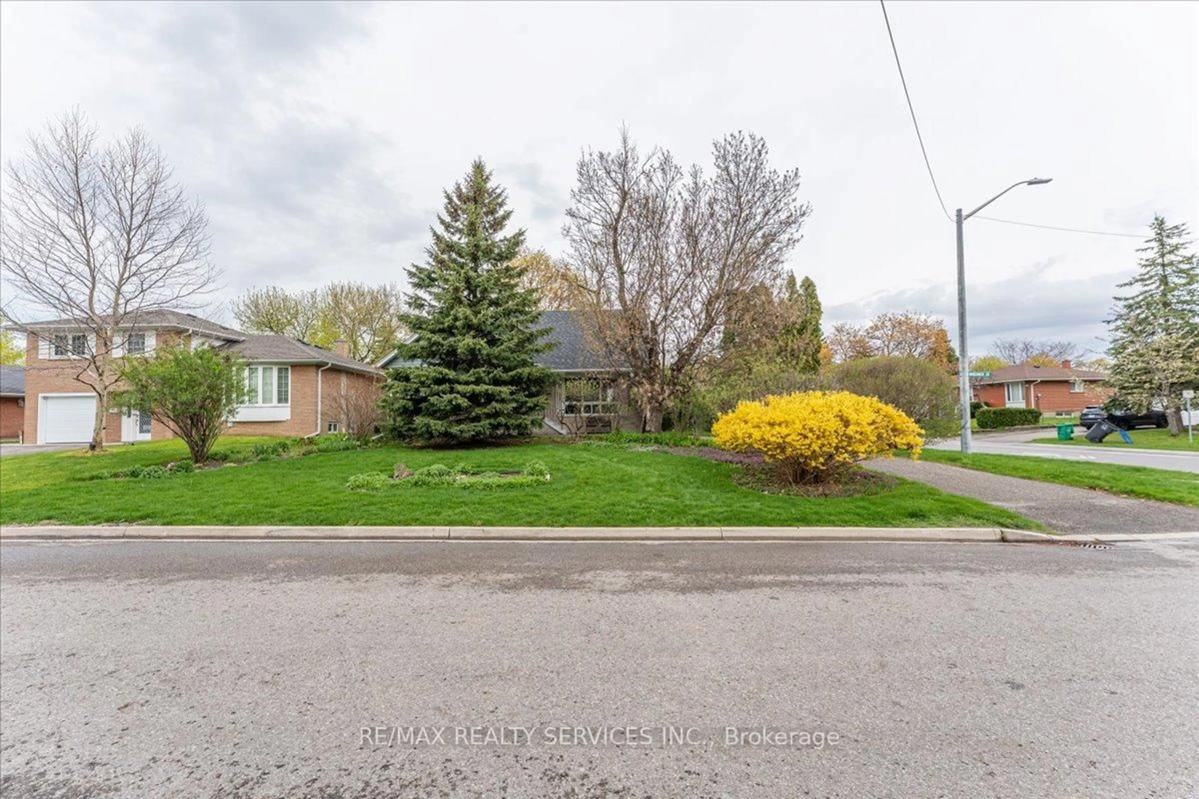 A pic from outside/outdoor area/front of a property/back of a property/a pic from drone, street for 2 WINDERMERE Crt, Brampton Ontario L6X 2L6