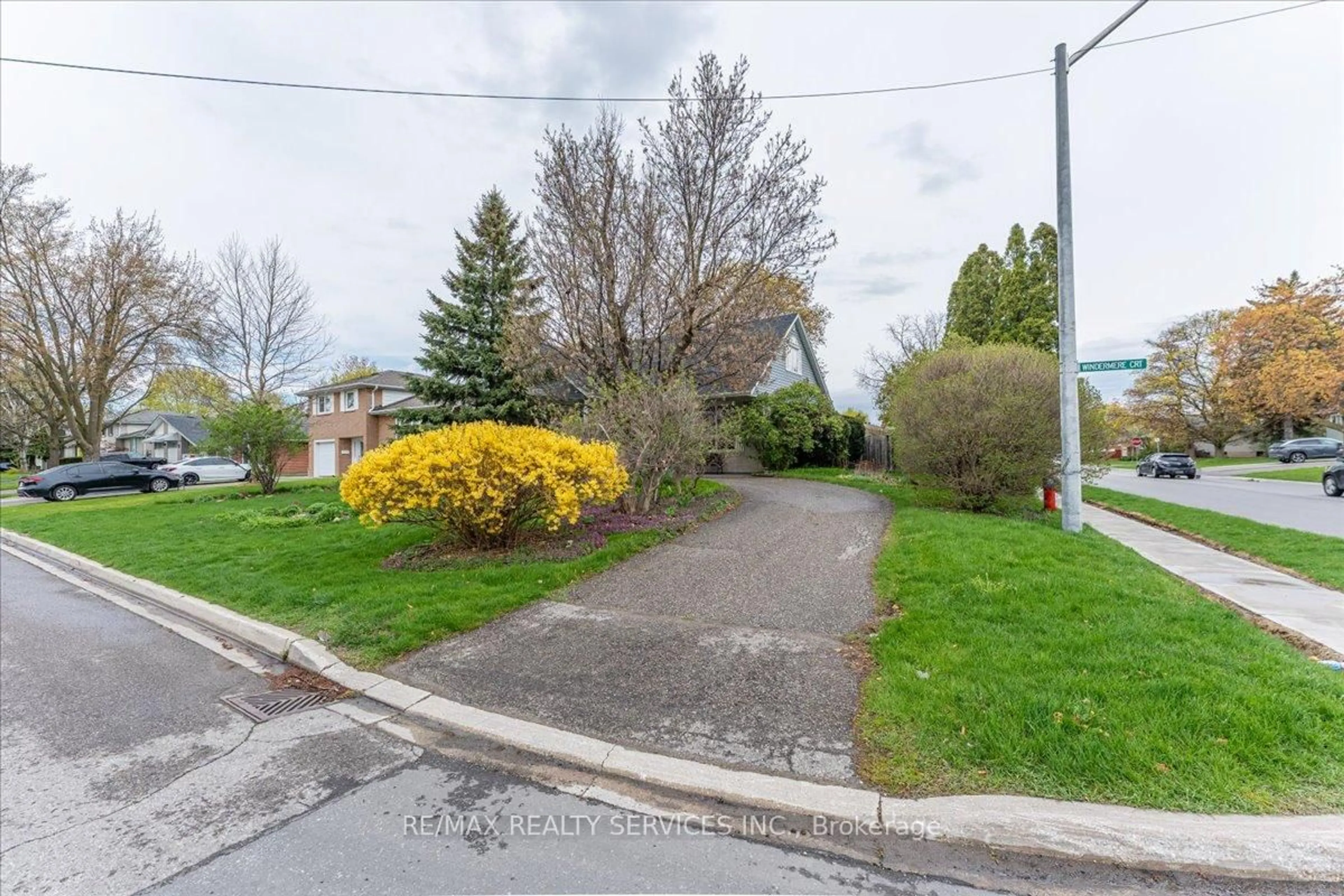 A pic from outside/outdoor area/front of a property/back of a property/a pic from drone, street for 2 WINDERMERE Crt, Brampton Ontario L6X 2L6