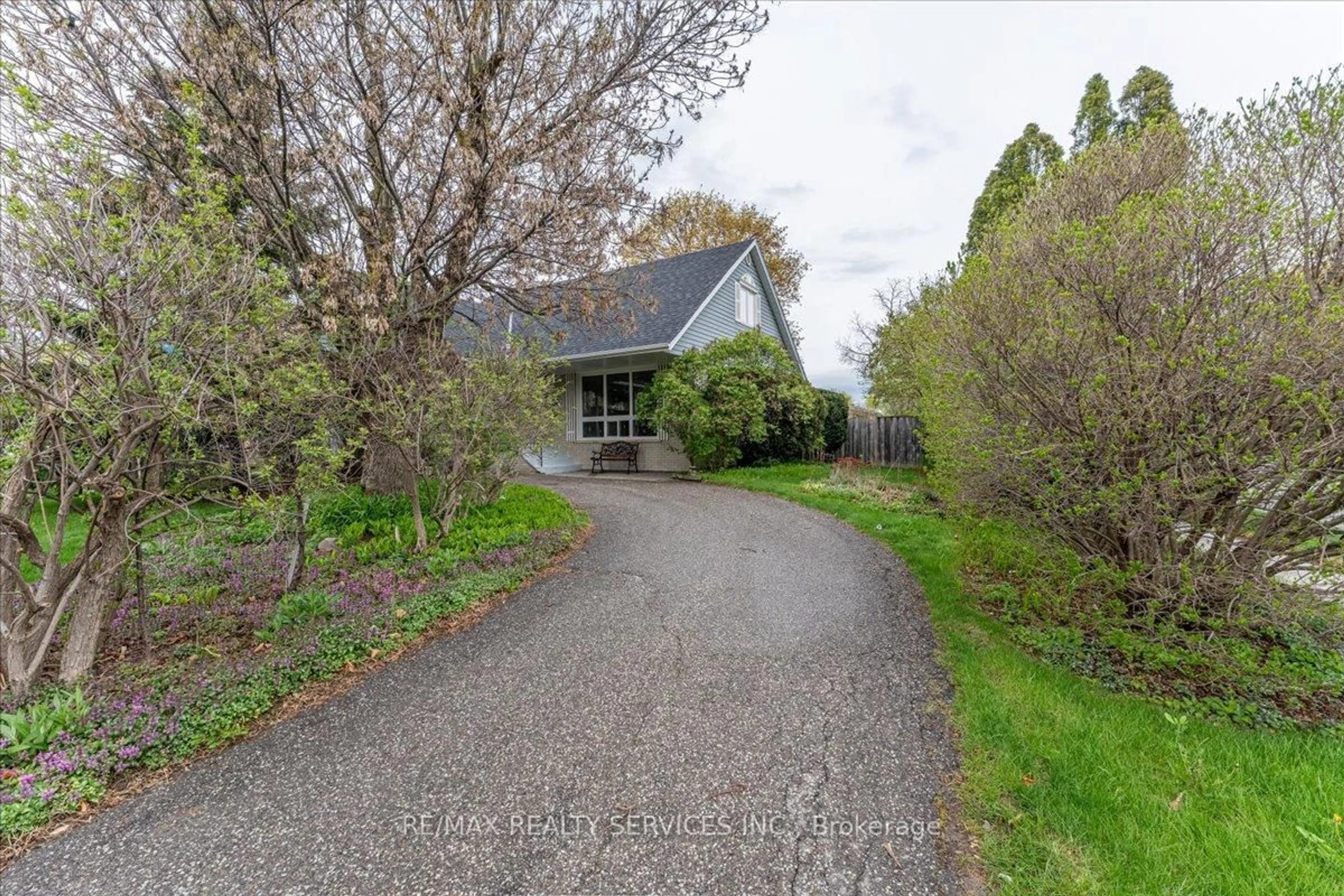 A pic from outside/outdoor area/front of a property/back of a property/a pic from drone, street for 2 WINDERMERE Crt, Brampton Ontario L6X 2L6
