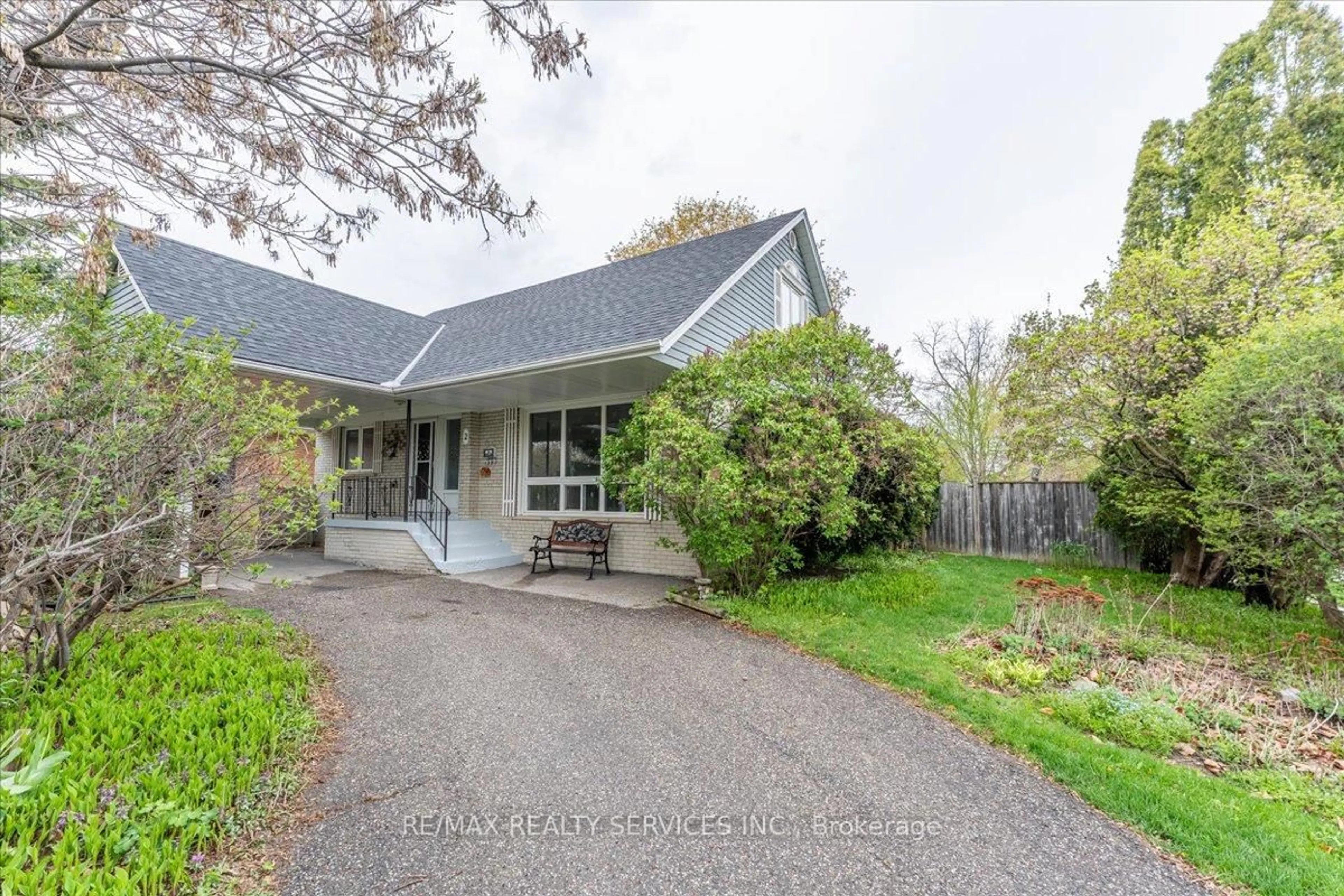 A pic from outside/outdoor area/front of a property/back of a property/a pic from drone, street for 2 WINDERMERE Crt, Brampton Ontario L6X 2L6