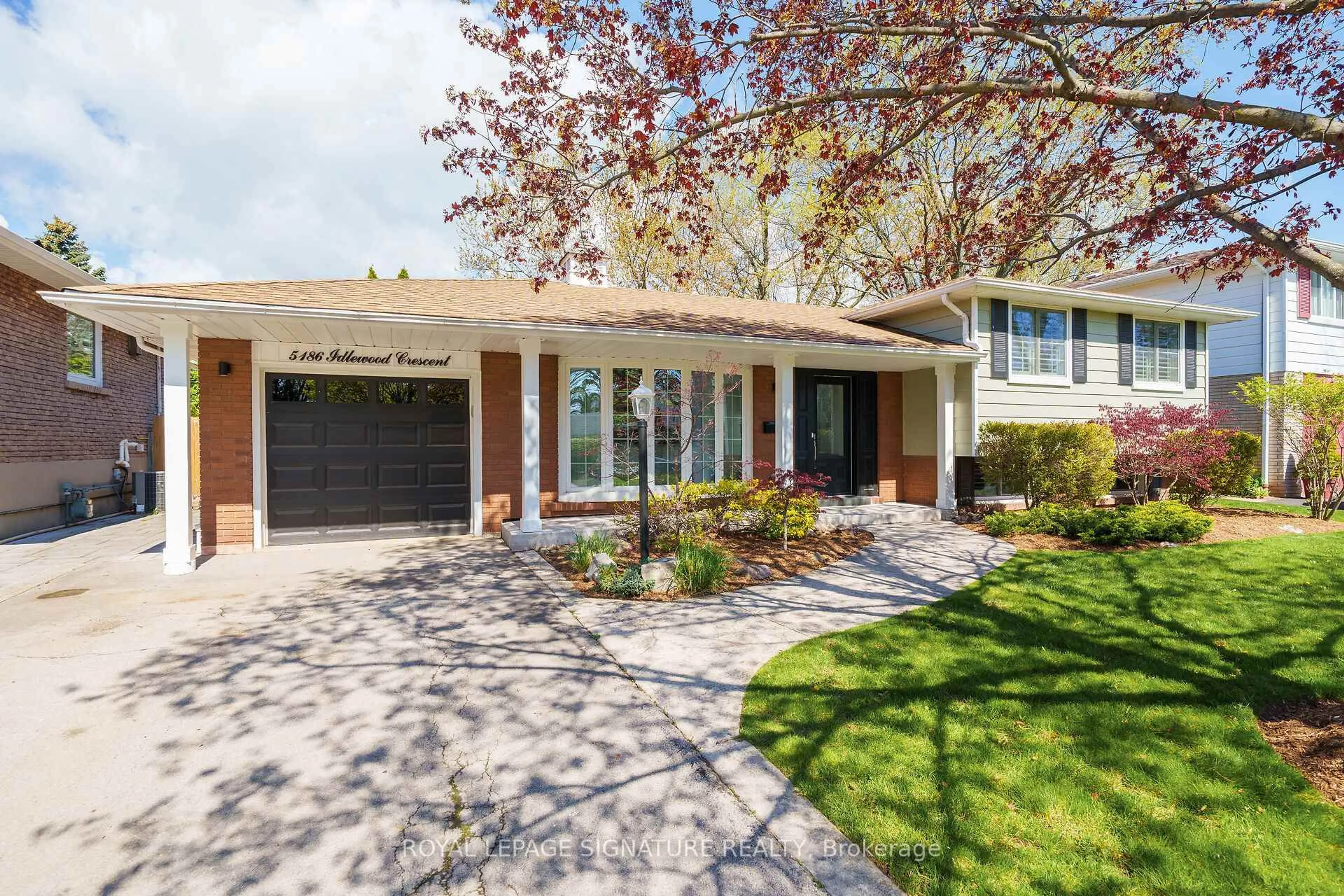 Home with brick exterior material, street for 5186 Idlewood Cres, Burlington Ontario L7L 3Y6