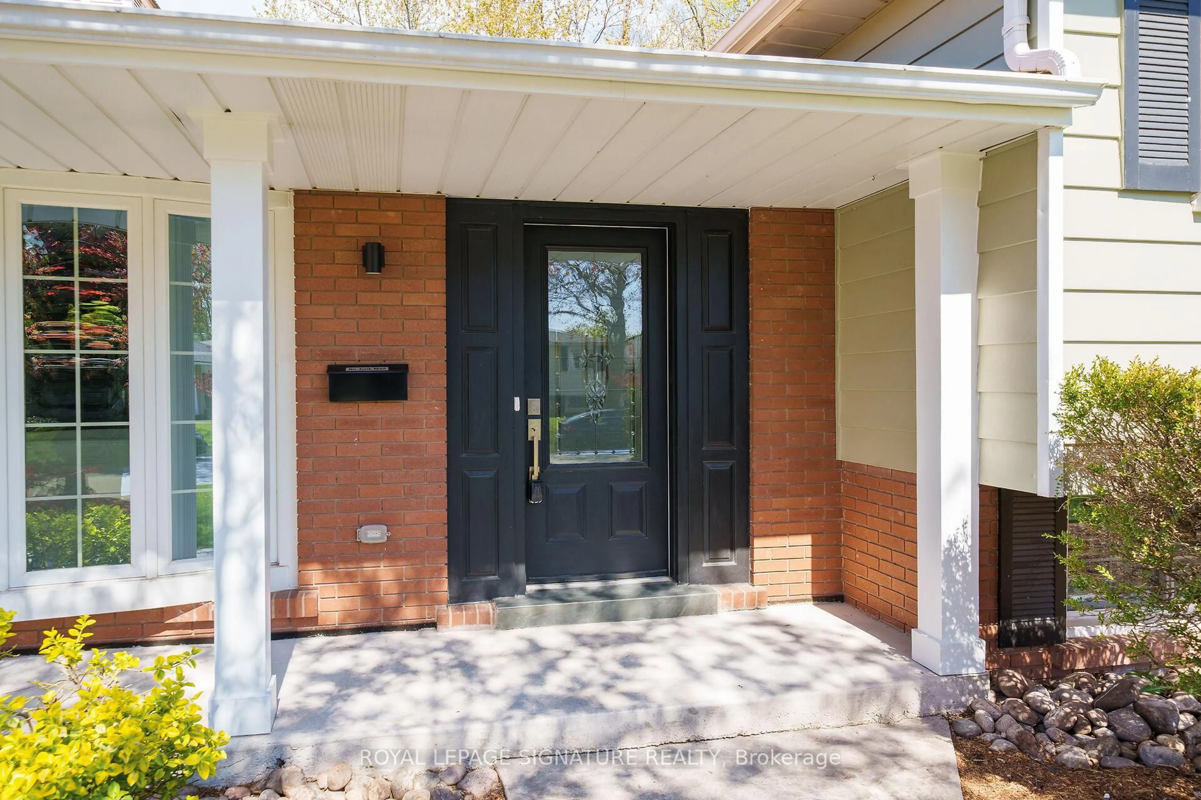 Indoor entryway for 5186 Idlewood Cres, Burlington Ontario L7L 3Y6