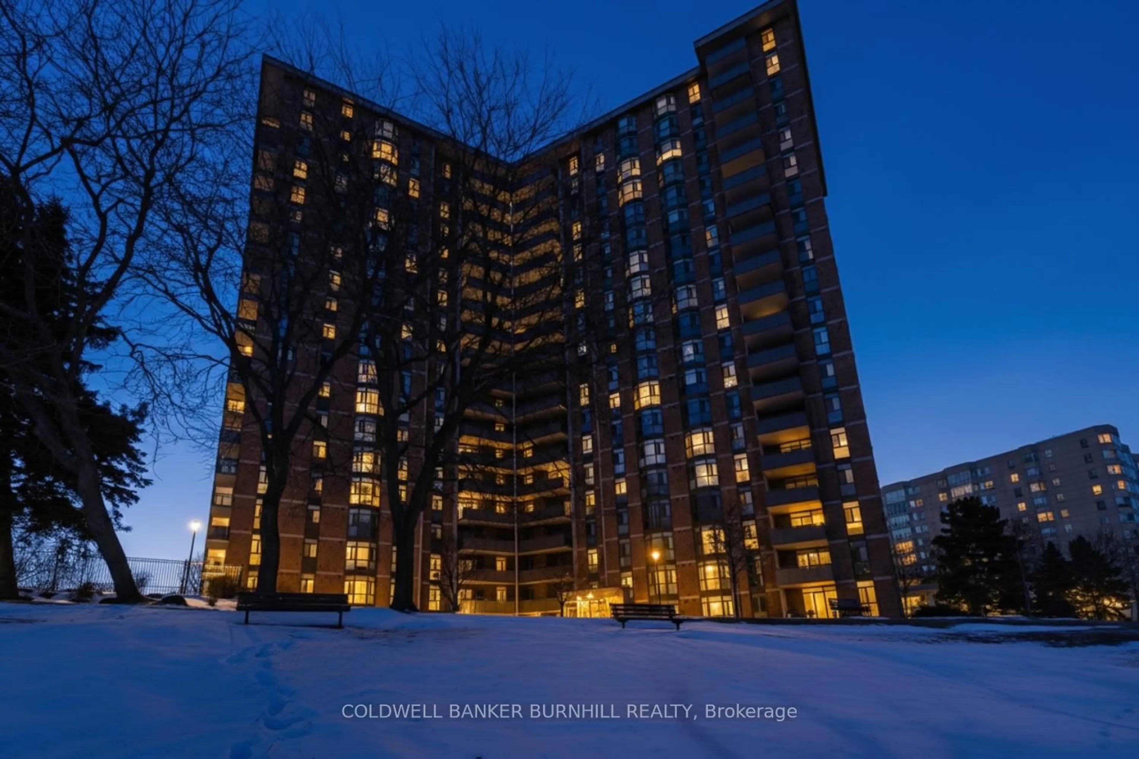 A pic from outside/outdoor area/front of a property/back of a property/a pic from drone, building for 5250 Lakeshore Rd #1708, Burlington Ontario L7L 5L2