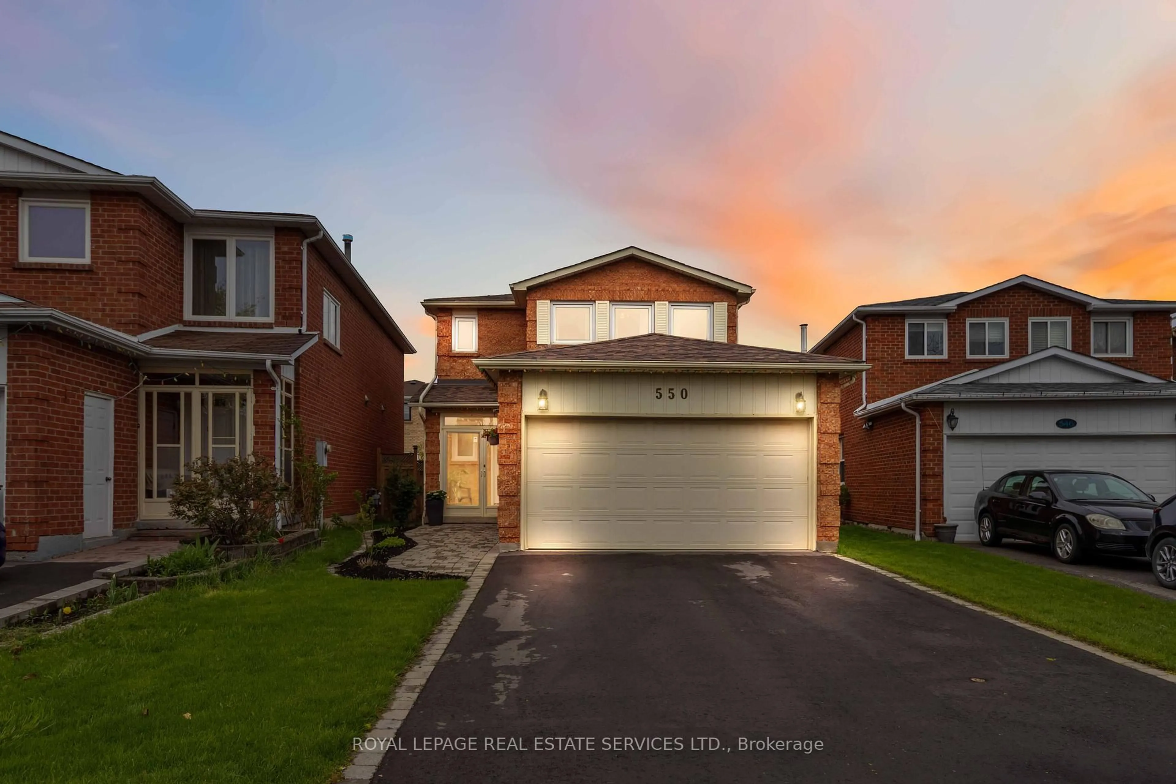 A pic from outside/outdoor area/front of a property/back of a property/a pic from drone, street for 550 Petawawa Cres, Mississauga Ontario L4Z 2N3