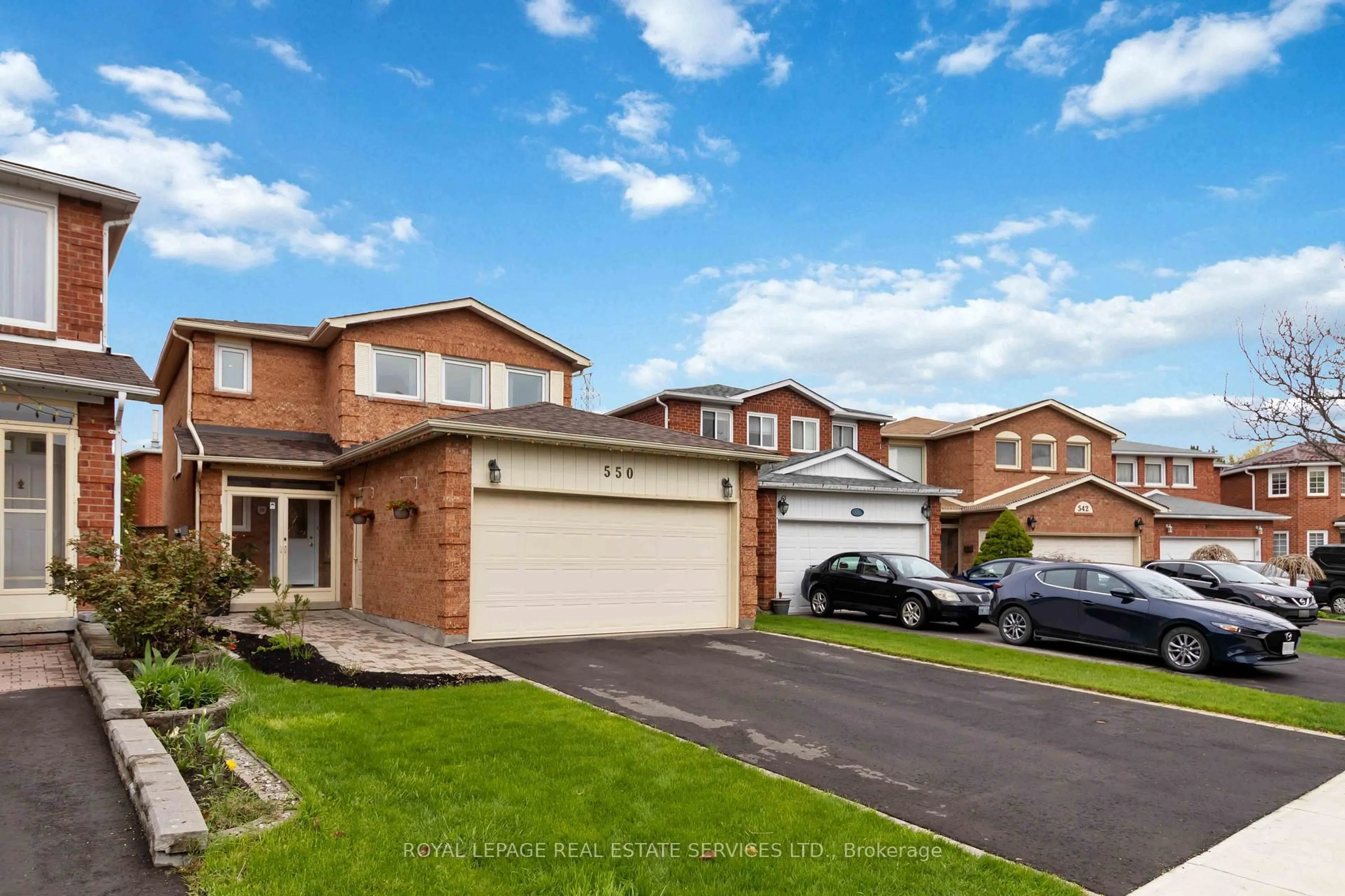 A pic from outside/outdoor area/front of a property/back of a property/a pic from drone, street for 550 Petawawa Cres, Mississauga Ontario L4Z 2N3