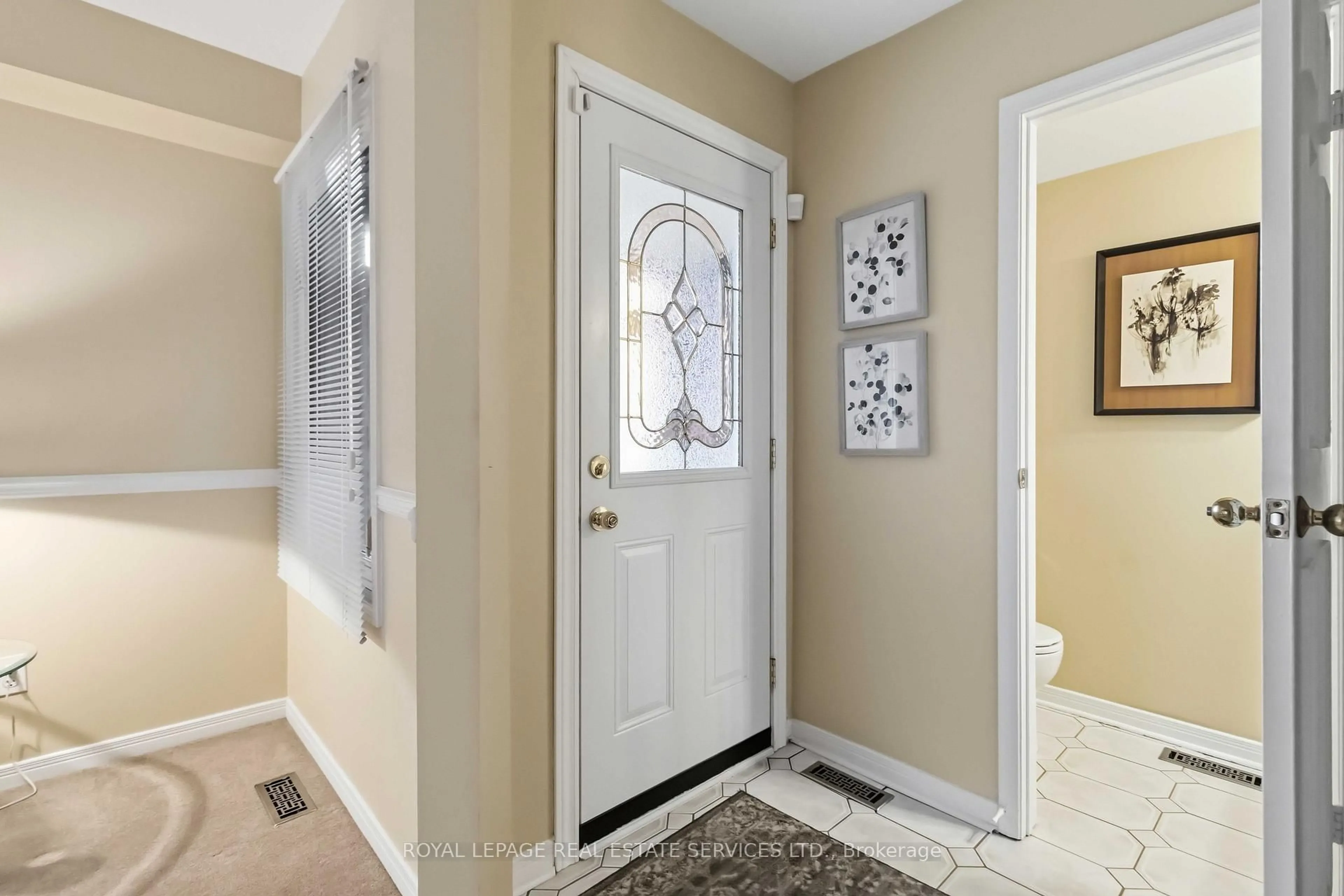 Indoor entryway for 550 Petawawa Cres, Mississauga Ontario L4Z 2N3